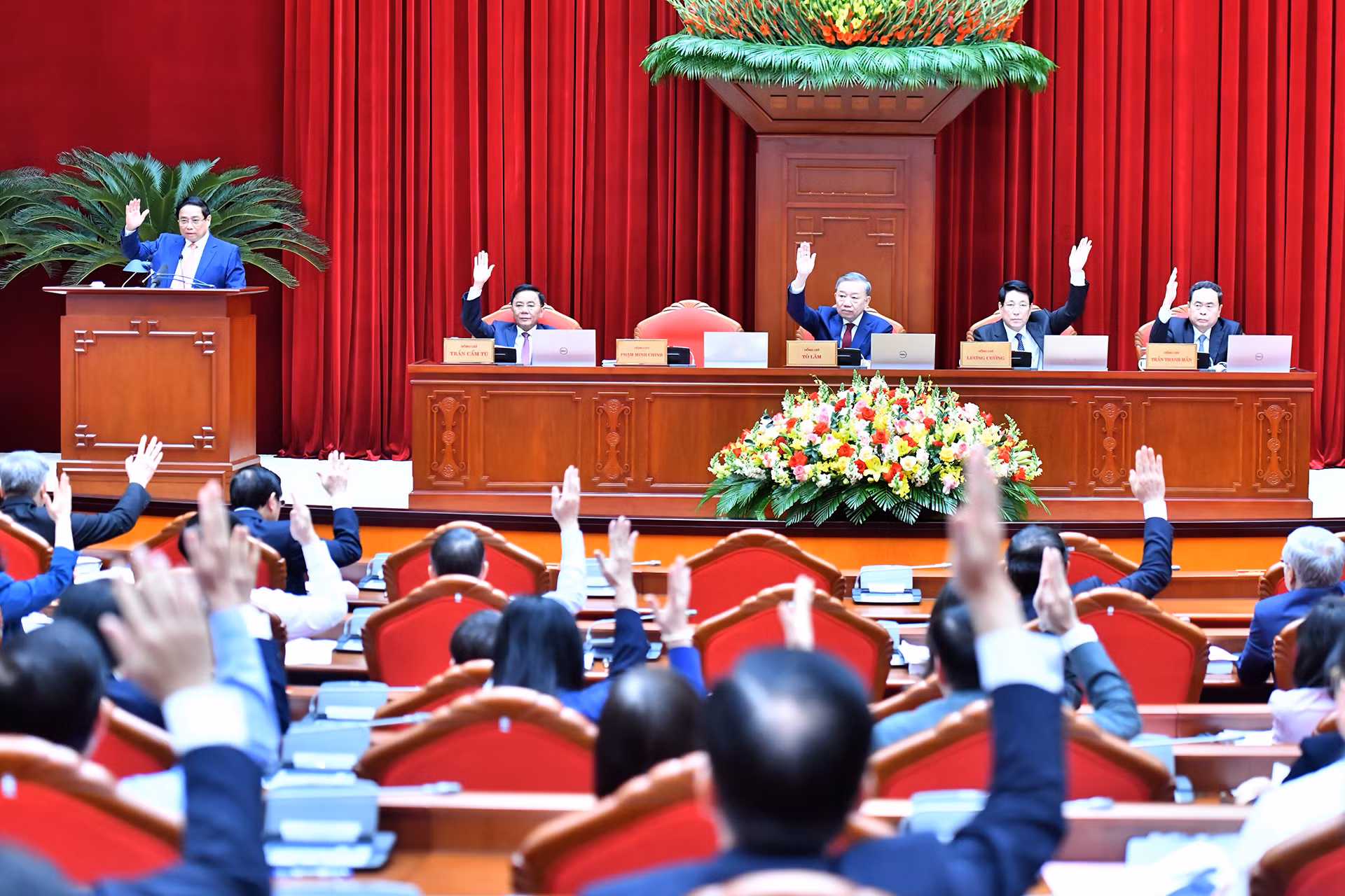 Các đồng chí lãnh đạo Đảng, Nhà nước và các đại biểu biểu quyết thông qua chương trình hội nghị.