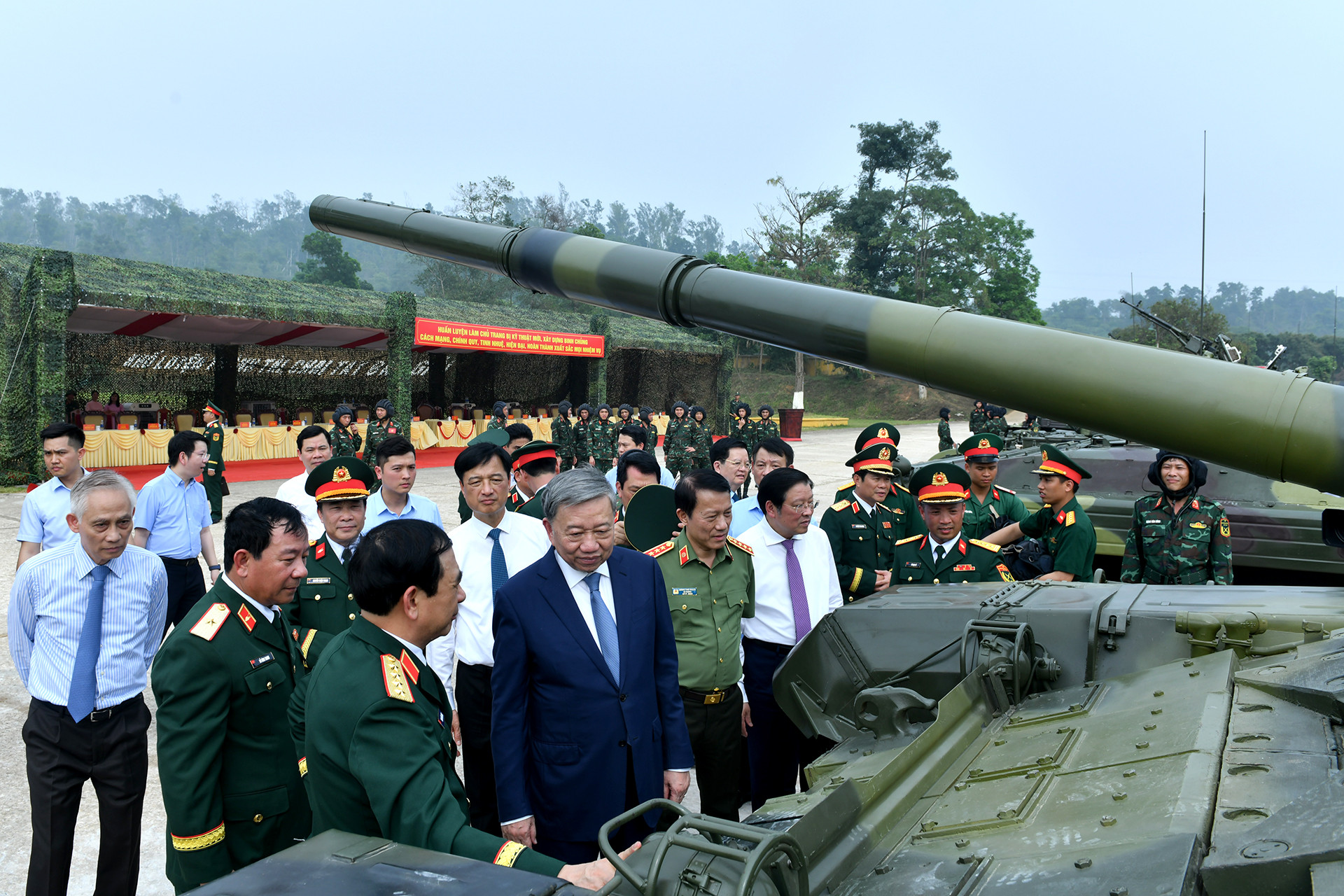 Tổng Bí thư Tô Lâm, Bí thư Quân ủy Trung ương kiểm tra công tác huấn luyện, sẵn sàng chiến đấu của Lữ đoàn Xe tăng 201.