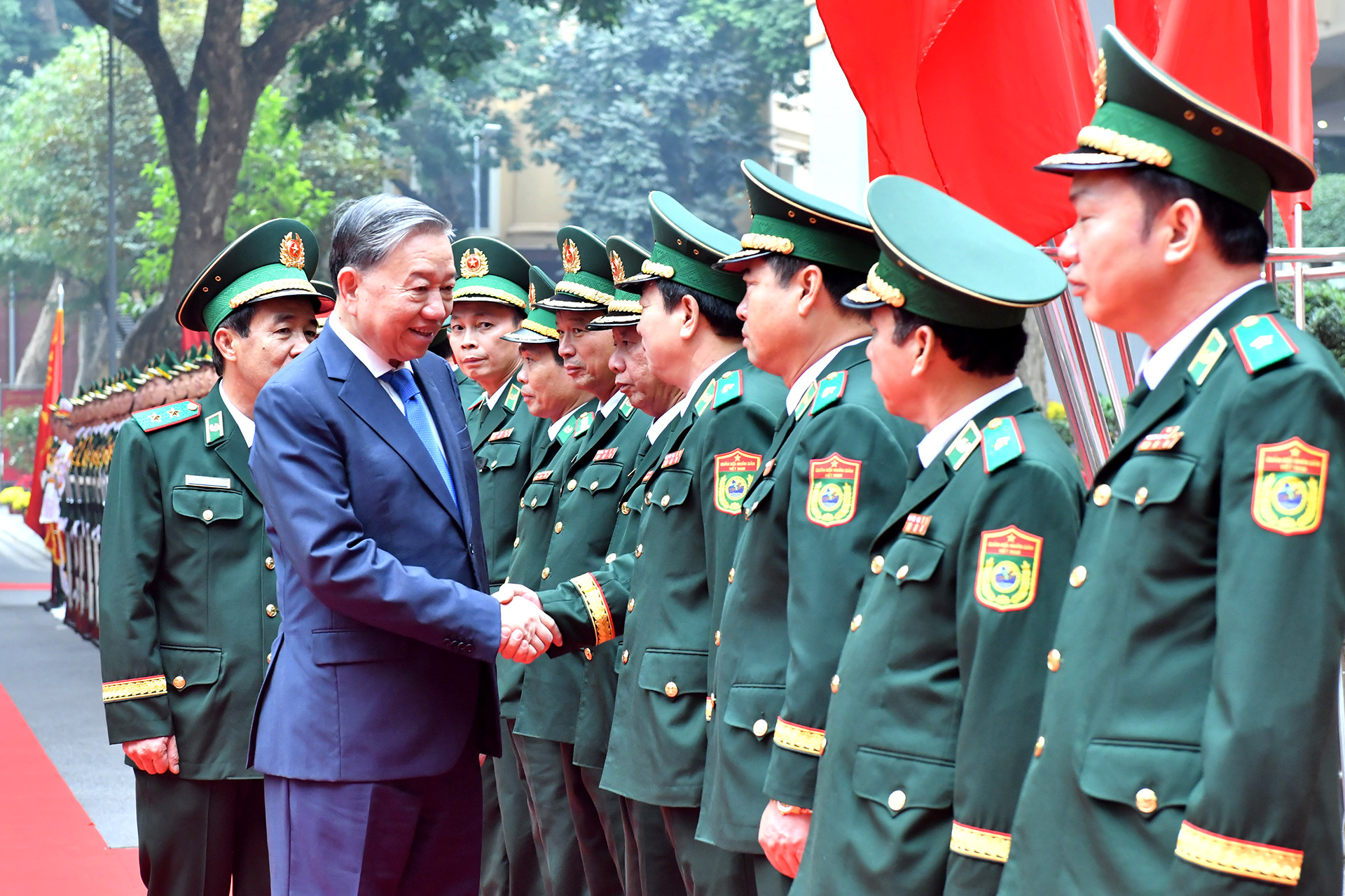 Tổng Bí thư Tô Lâm với cán bộ, chỉ huy Bộ Tư lệnh Bộ đội Biên phòng.