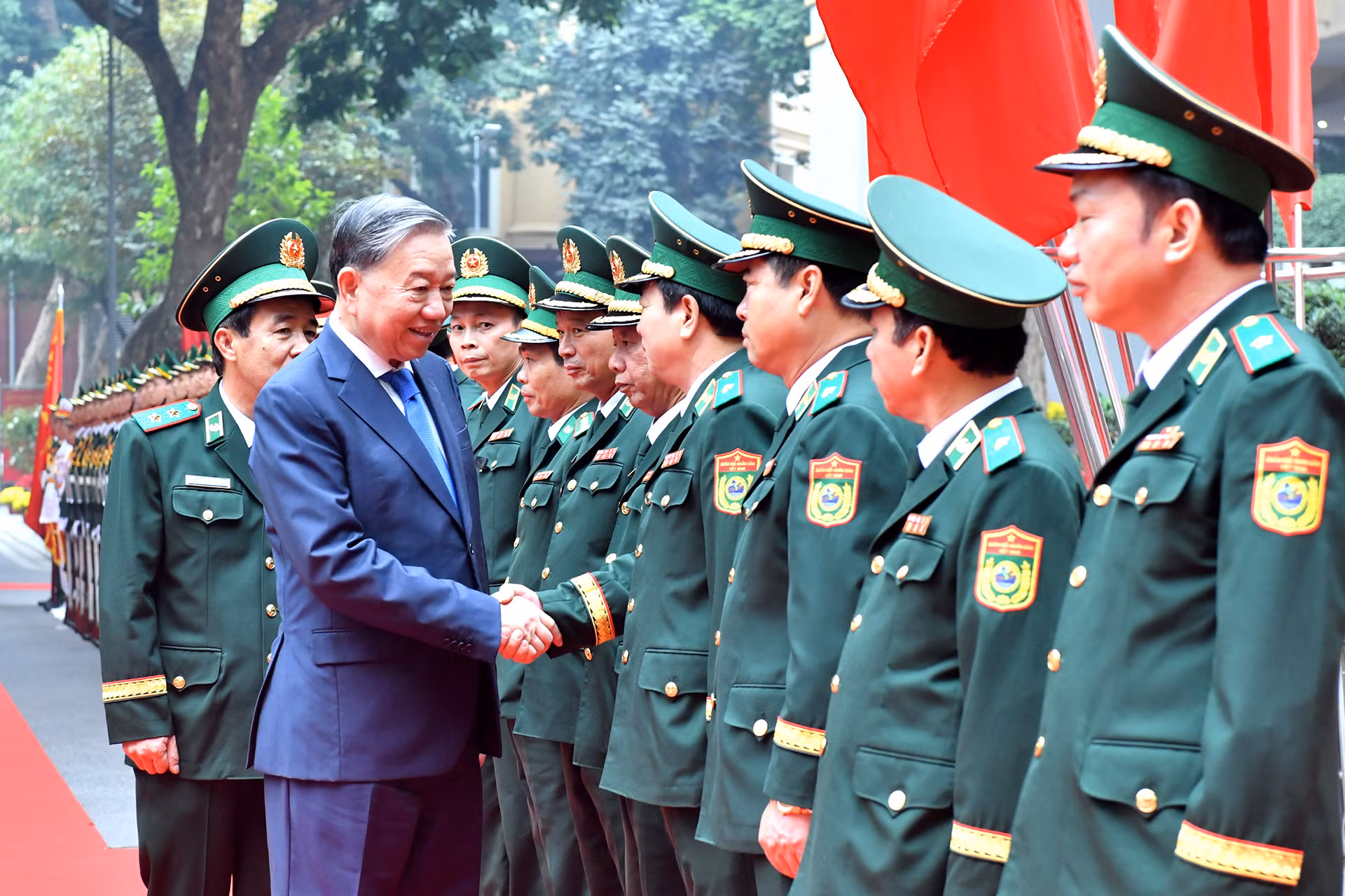 Tổng Bí thư Tô Lâm với cán bộ, chỉ huy Bộ Tư lệnh Bộ đội Biên phòng.