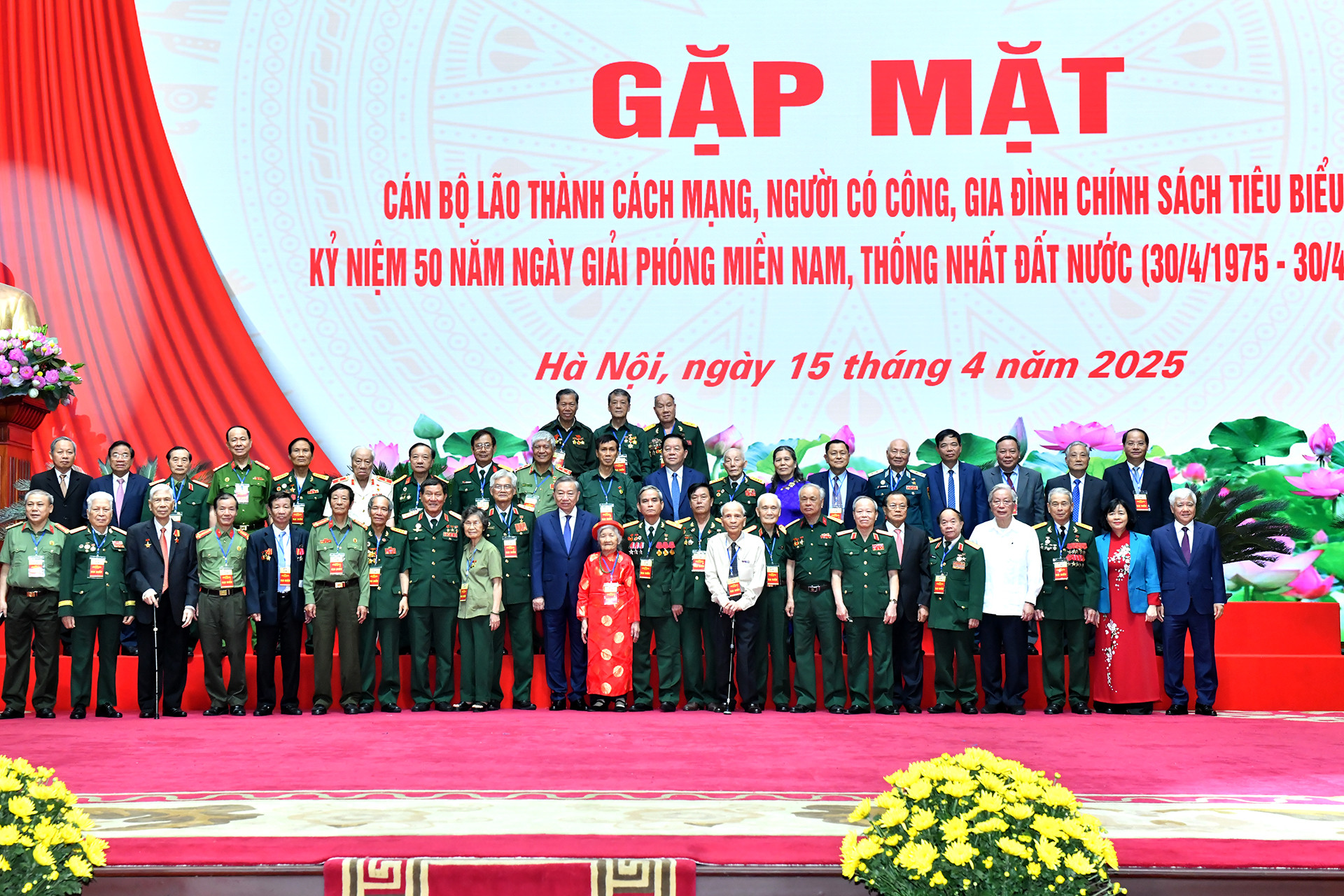 Tổng Bí thư Tô Lâm với các đại biểu tham dự chương trình gặp mặt.