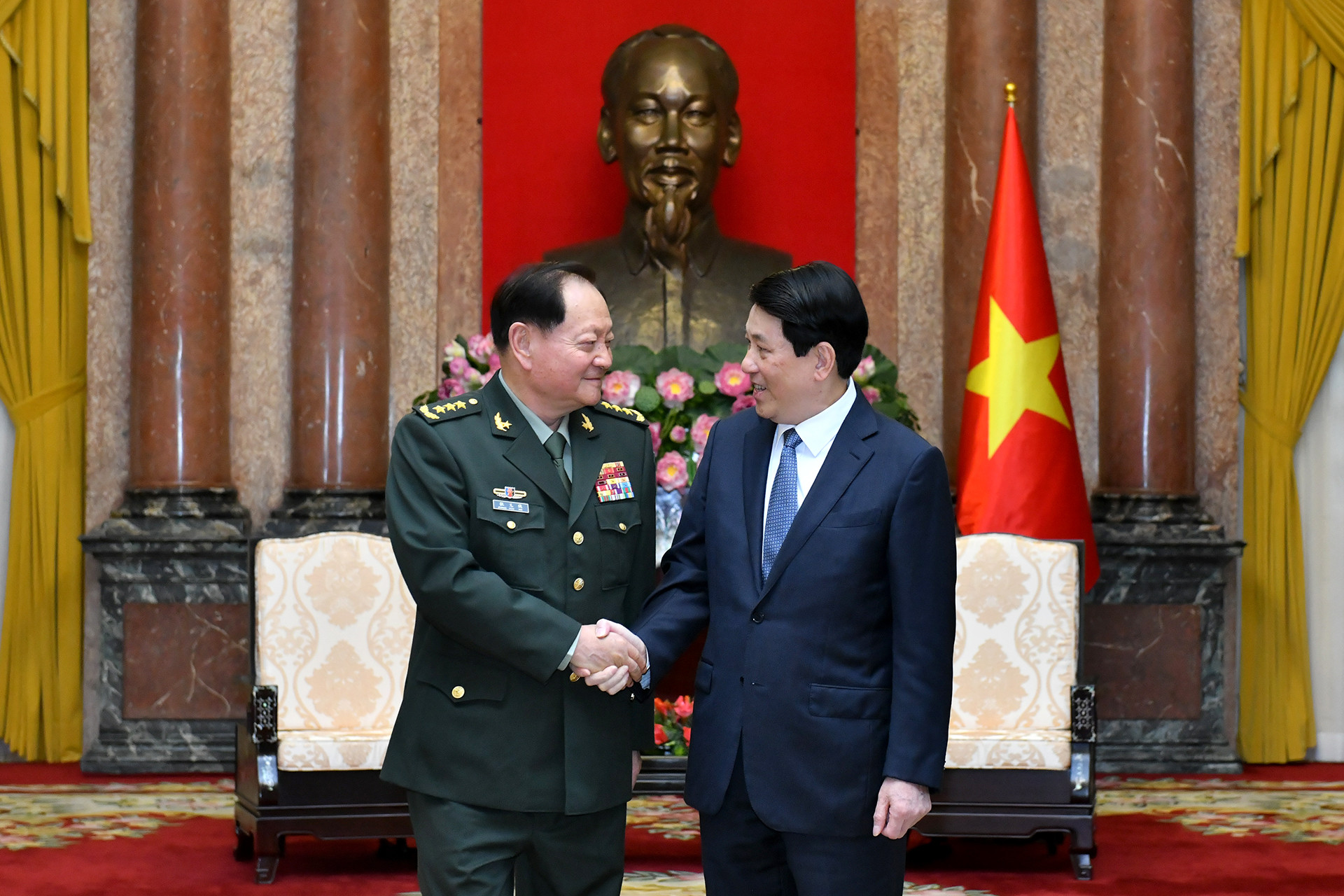 Chủ tịch nước Lương Cường và Thượng tướng Trương Hựu Hiệp, Phó Chủ tịch Quân ủy Trung ương Trung Quốc.