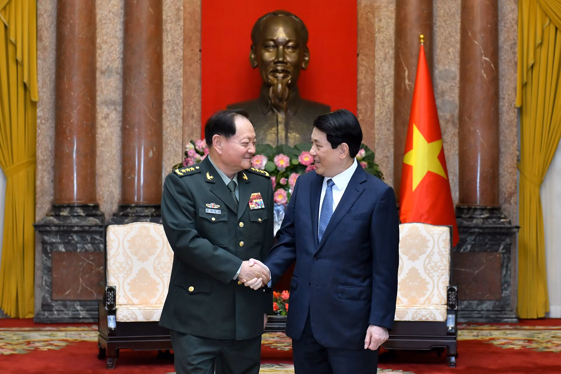 Chủ tịch nước Lương Cường và Thượng tướng Trương Hựu Hiệp, Phó Chủ tịch Quân ủy Trung ương Trung Quốc.