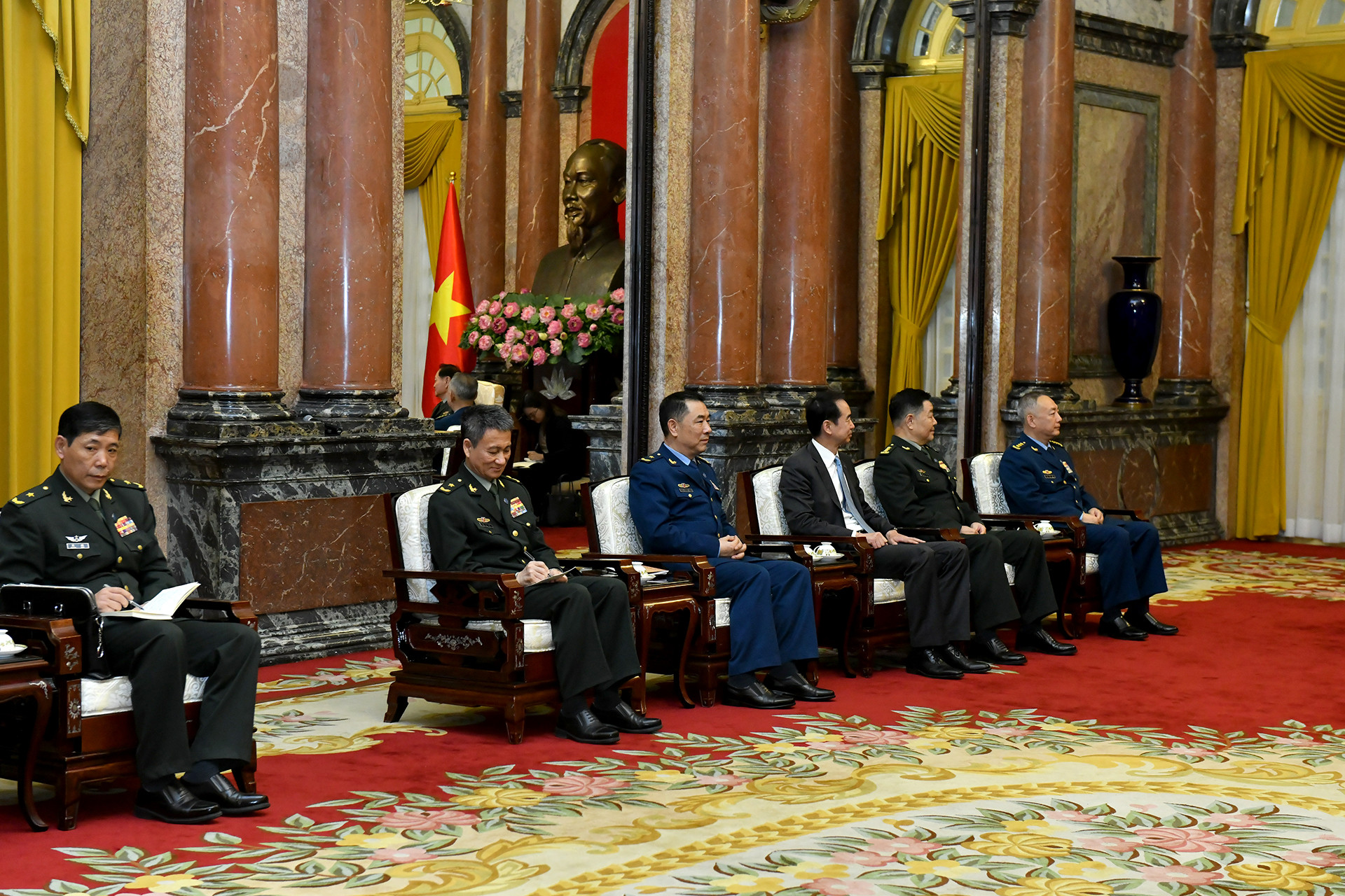 Các đại biểu Trung Quốc tham dự buổi tiếp.