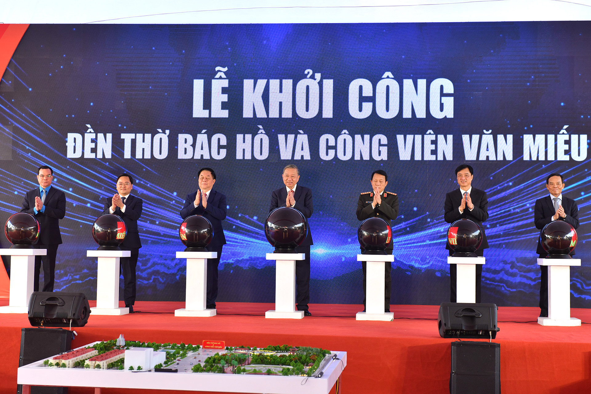 Tổng Bí thư Tô Lâm và các đại biểu thực hiện nghi thức khởi công xây dựng Đền thờ Bác Hồ và công viên Văn Miếu tại thành phố Bắc Ninh.