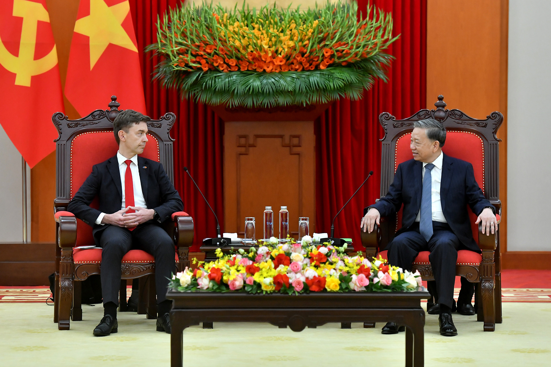 Tổng Bí thư Tô Lâm tiếp Đại sứ Liên minh châu Âu tại Việt Nam Julien Guerrier.