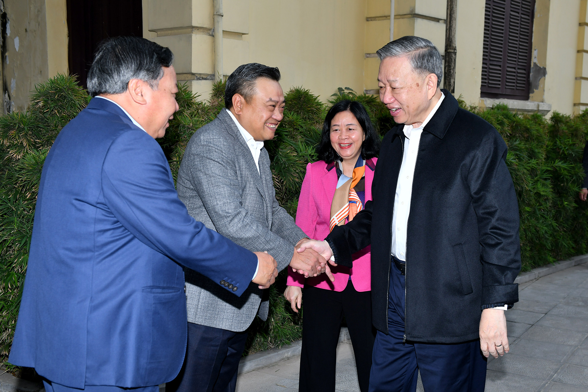 Tổng Bí thư Tô Lâm với các đồng chí trong Ban Thường vụ Thành ủy Hà Nội.