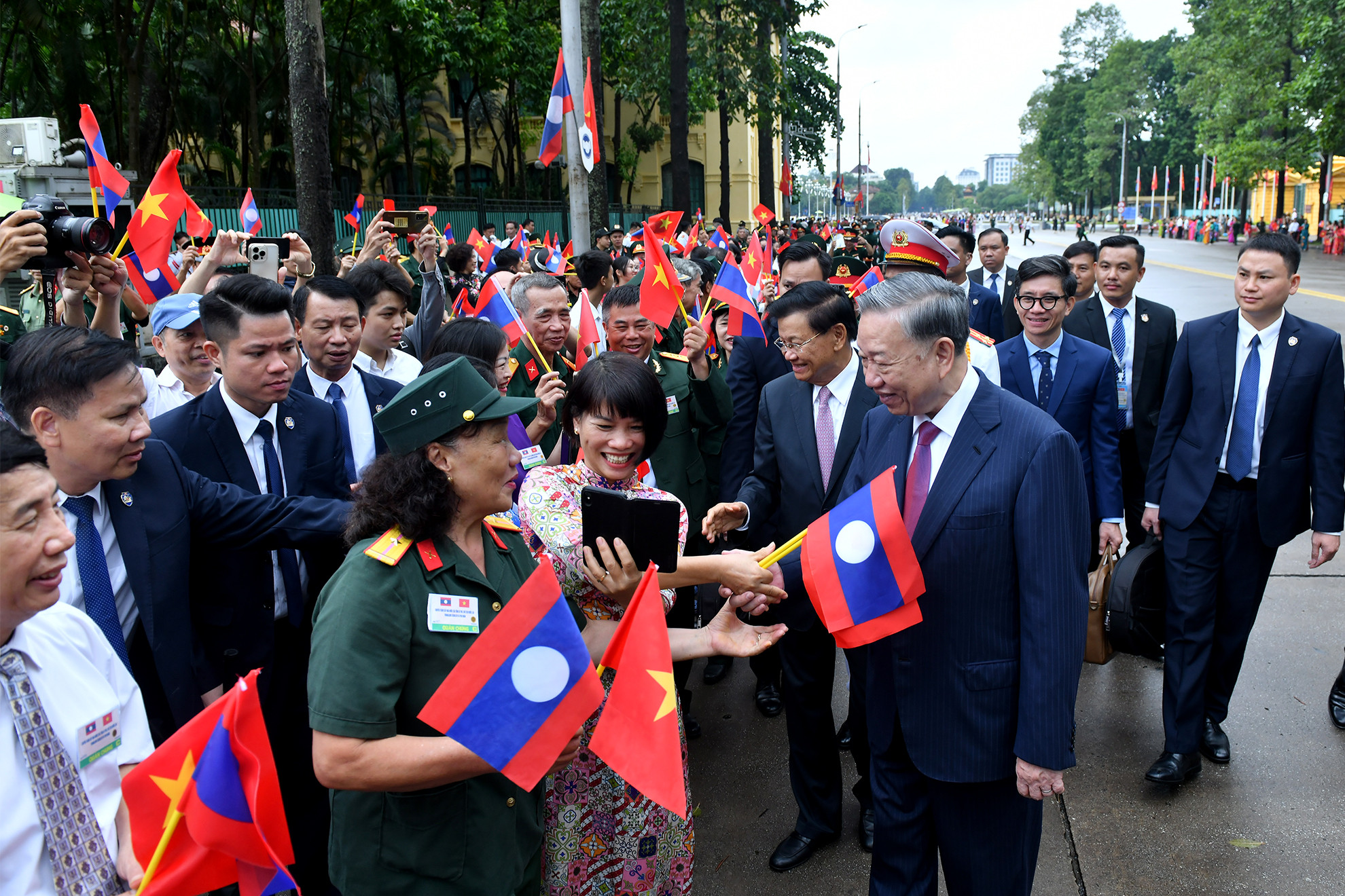 Các cựu chiến binh và nhân dân Thủ đô Hà Nội chào đón Tổng Bí thư, Chủ tịch nước Tô Lâm và Tổng Bí thư, Chủ tịch nước Lào Thongloun Sisoulith.