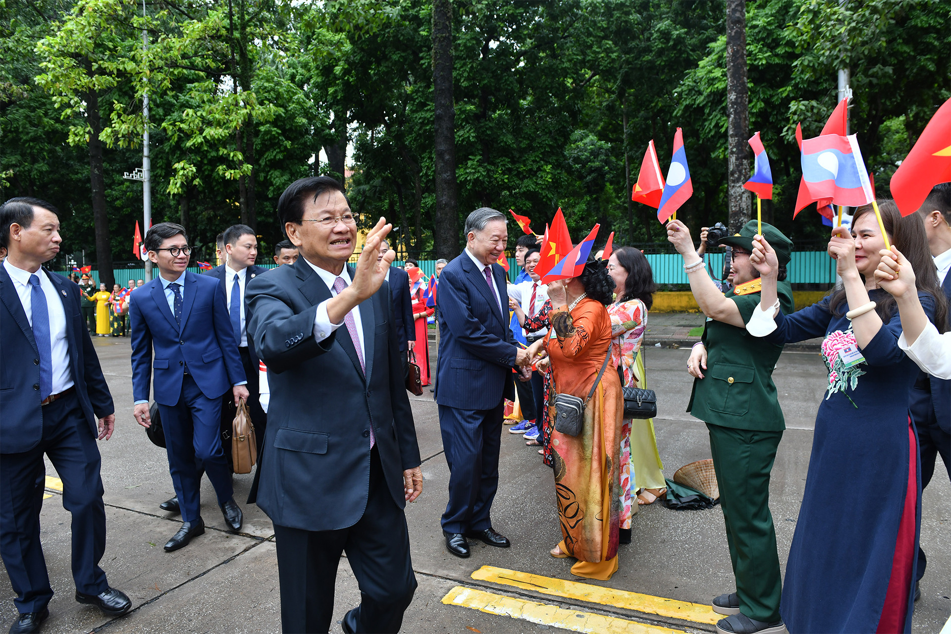 Tổng Bí thư, Chủ tịch nước Tô Lâm và Tổng Bí thư, Chủ tịch nước Lào Thongloun Sisoulith với nhân dân Thủ đô Hà Nội.