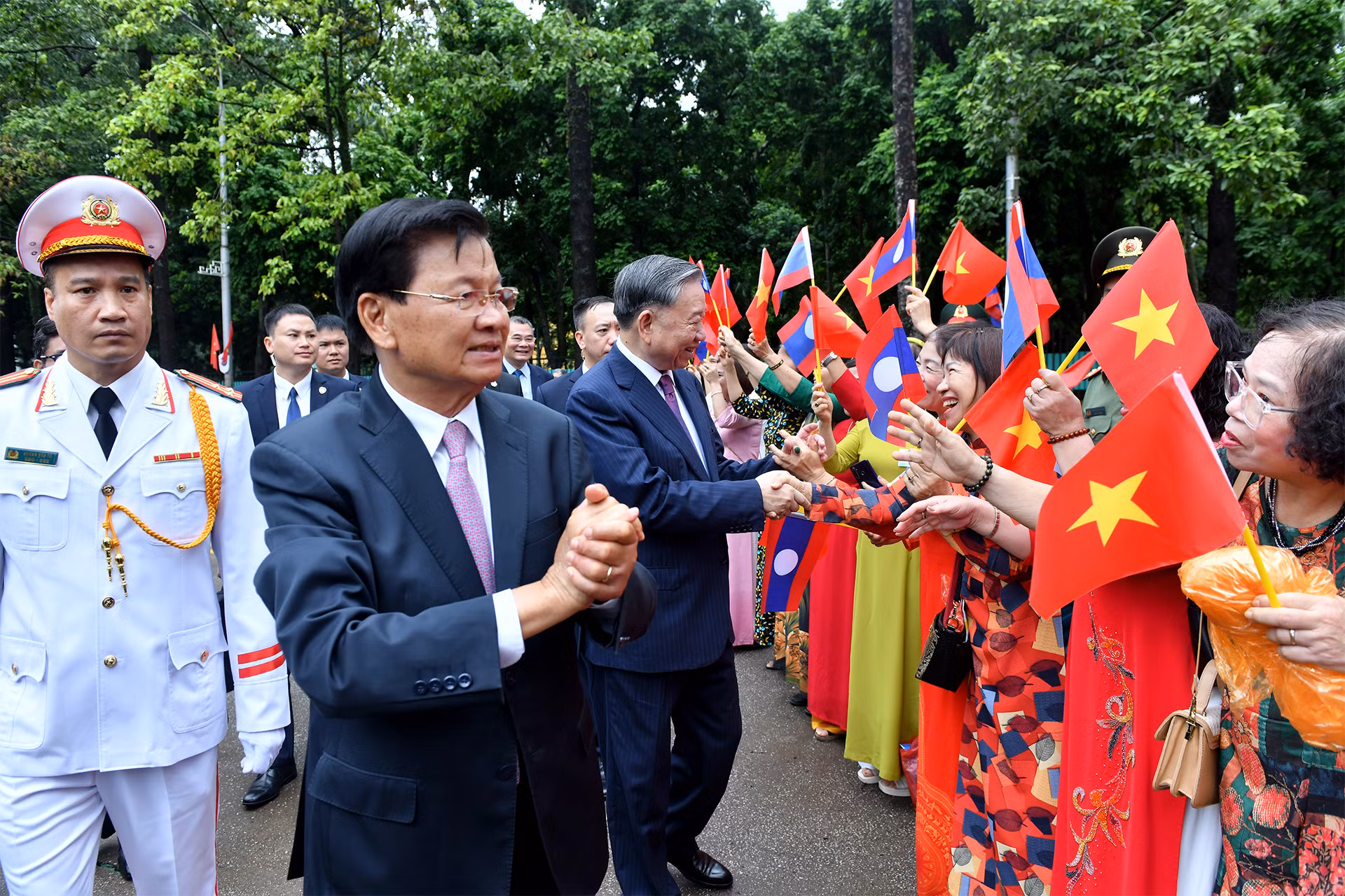 Tổng Bí thư, Chủ tịch nước Tô Lâm và Tổng Bí thư, Chủ tịch nước Lào Thongloun Sisoulith với nhân dân Thủ đô Hà Nội.