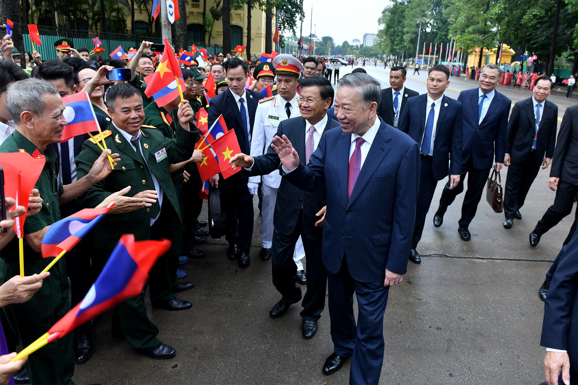 Các cựu chiến binh chào đón Tổng Bí thư, Chủ tịch nước Tô Lâm và Tổng Bí thư, Chủ tịch nước Lào Thongloun Sisoulith.