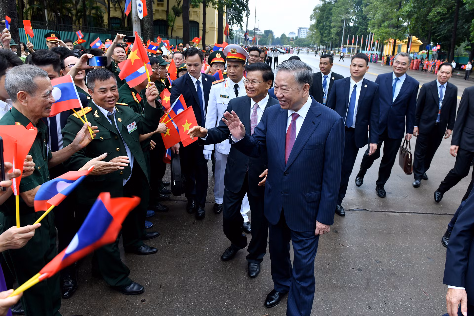 Các cựu chiến binh chào đón Tổng Bí thư, Chủ tịch nước Tô Lâm và Tổng Bí thư, Chủ tịch nước Lào Thongloun Sisoulith.