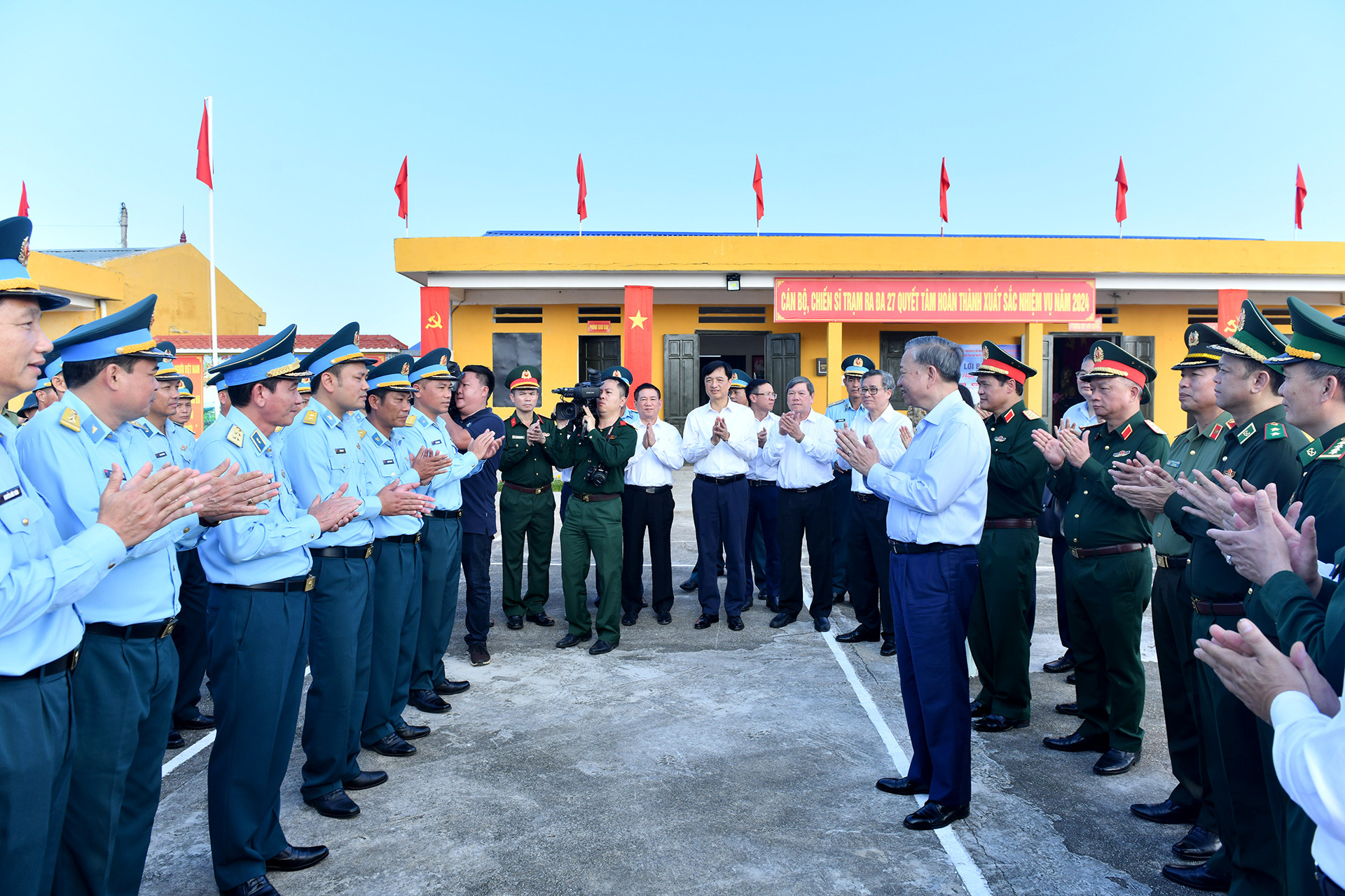 Tổng Bí thư Tô Lâm nói chuyện và động viên cán bộ, chiến sĩ Trạm Ra-đa 27 tại huyện đảo Bạch Long Vĩ.