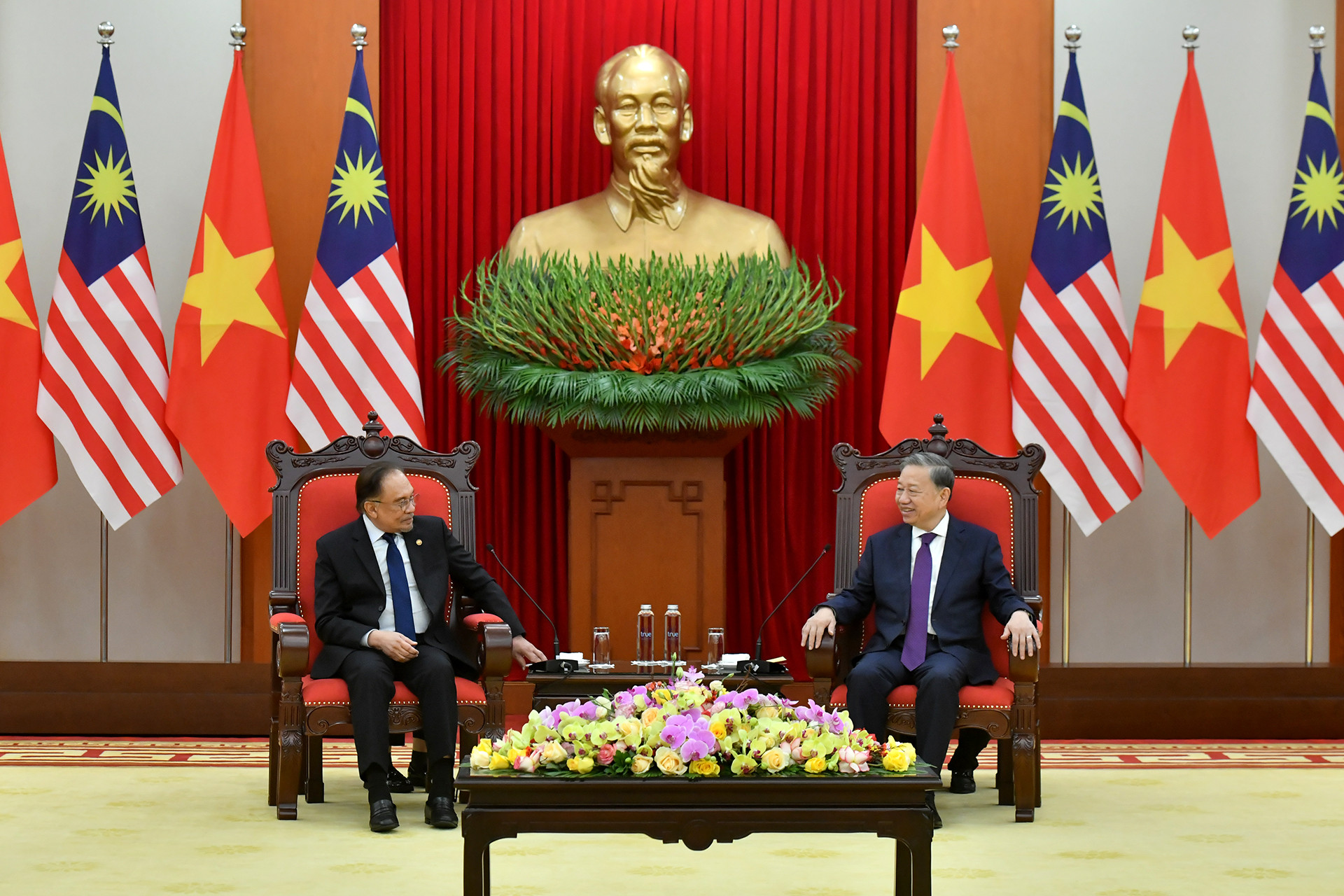 Tổng Bí thư Tô Lâm tiếp Thủ tướng Malaysia Anwar Ibrahim. Tổng Bí thư Tô Lâm tiếp Thủ tướng Malaysia Anwar Ibrahim.