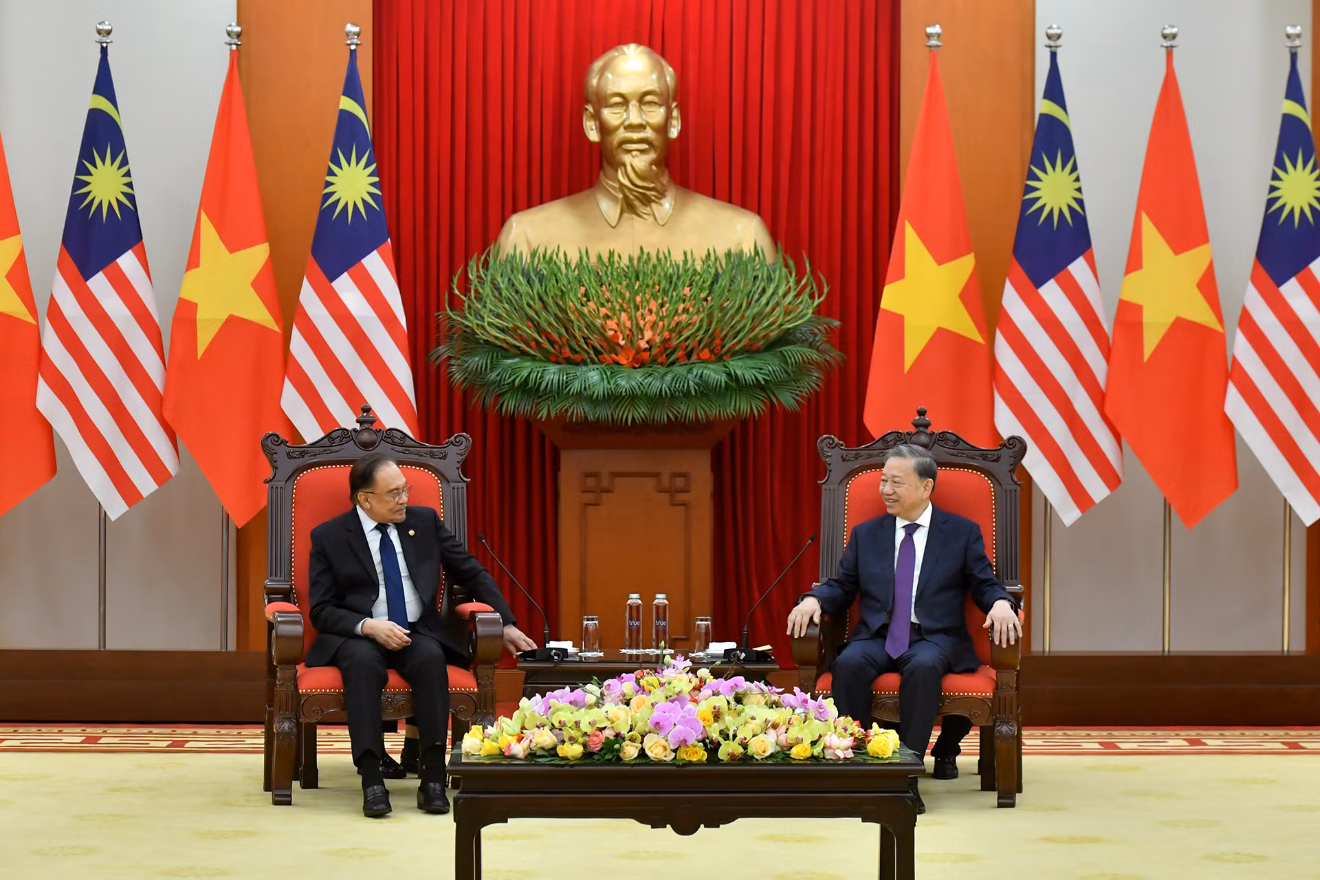 Tổng Bí thư Tô Lâm tiếp Thủ tướng Malaysia Anwar Ibrahim.