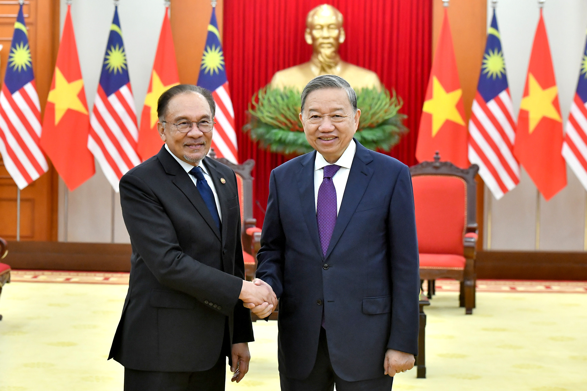 Tổng Bí thư Tô Lâm với Thủ tướng Malaysia Anwar Ibrahim. Tổng Bí thư Tô Lâm với Thủ tướng Malaysia Anwar Ibrahim.