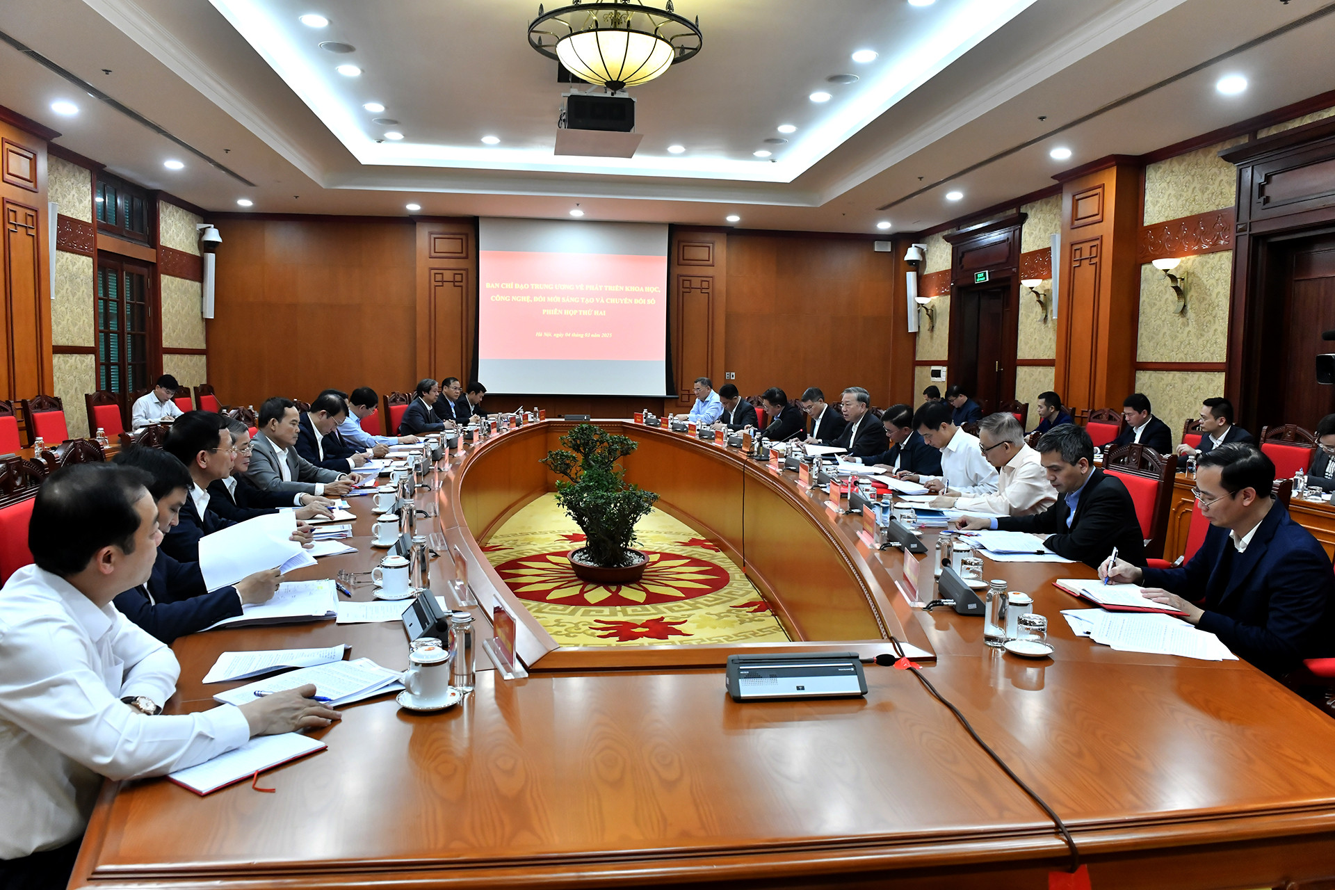 Quang cảnh phiên họp thứ hai Ban Chỉ đạo Trung ương về phát triển khoa học, công nghệ, đổi mới sáng tạo và chuyển đổi số. Thủ tướng Chính phủ Phạm Minh Chính và các đồng chí thành viên Ban Chỉ đạo tham dự phiên họp. Các đồng chí thành viên Ban Chỉ đạo và các đại biểu tham dự phiên họp. Tổng Bí thư Tô Lâm chủ trì phiên họp. Thường trực Ban Bí thư Trần Cẩm Tú cùng các đồng chí thành viên Ban Chỉ đạo và các đại biểu tham dự phiên họp. Tổng Bí thư Tô Lâm phát biểu chỉ đạo phiên họp.