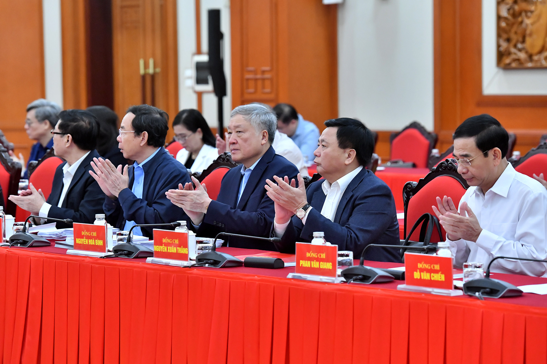 Các đồng chí lãnh đạo Đảng, Nhà nước dự hội nghị. Các đồng chí lãnh đạo Đảng, Nhà nước dự hội nghị.