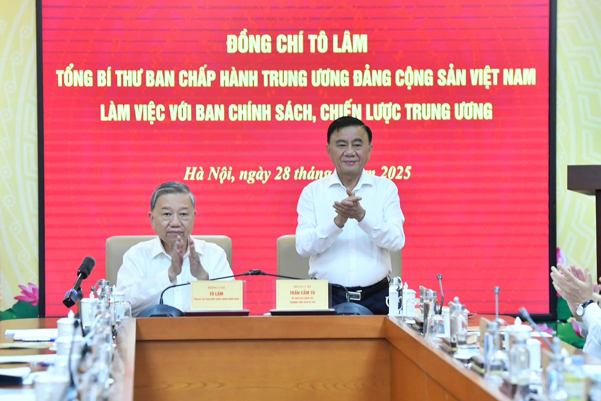 Đồng chí Trần Cẩm Tú, Ủy viên Bộ Chính trị, Thường trực Ban Bí thư đồng chủ trì buổi làm việc. Đồng chí Trần Cẩm Tú, Ủy viên Bộ Chính trị, Thường trực Ban Bí thư đồng chủ trì buổi làm việc.