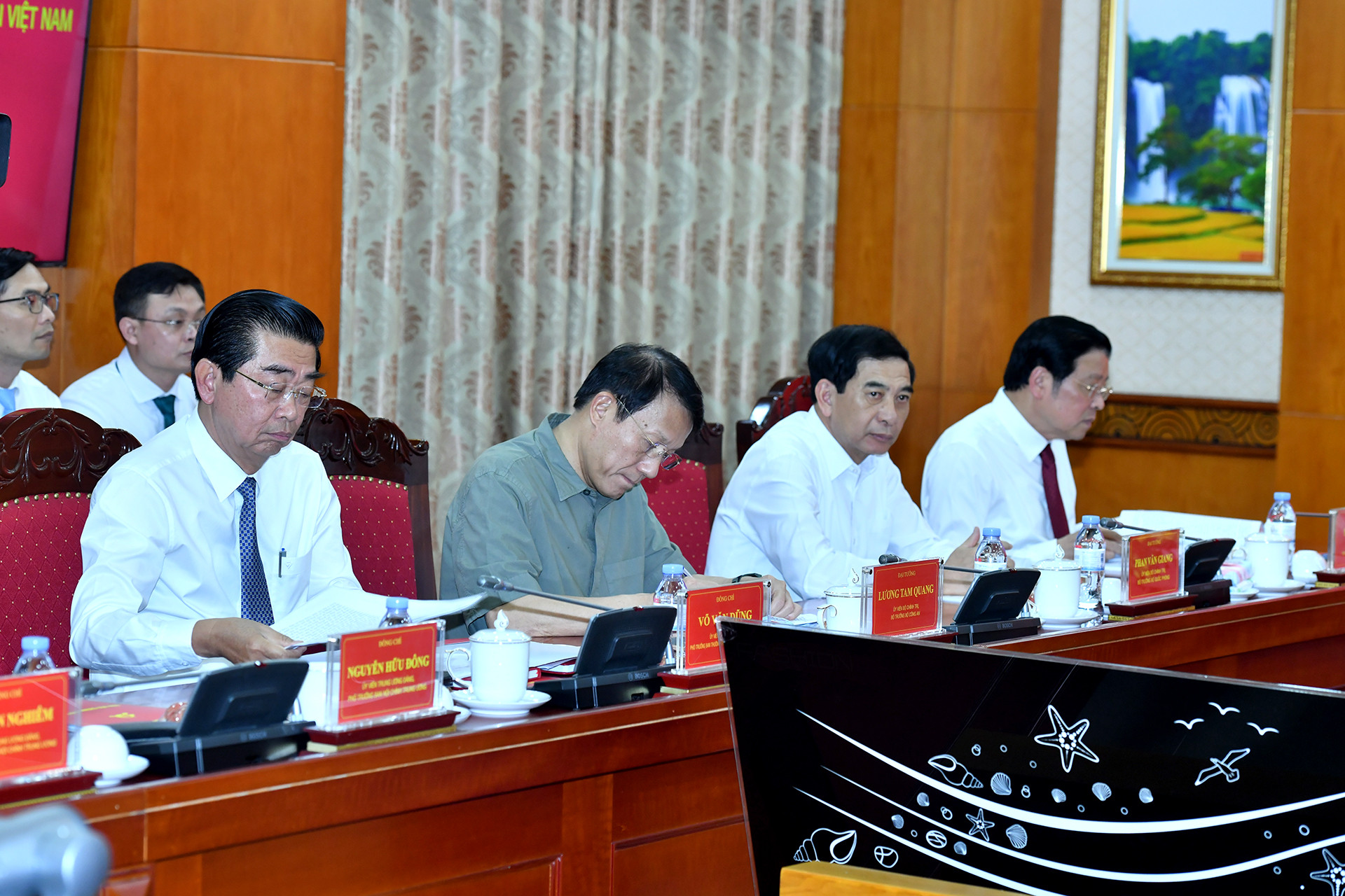 Các đồng chí lãnh đạo Đảng, Nhà nước và các đại biểu tham dự buổi làm việc.