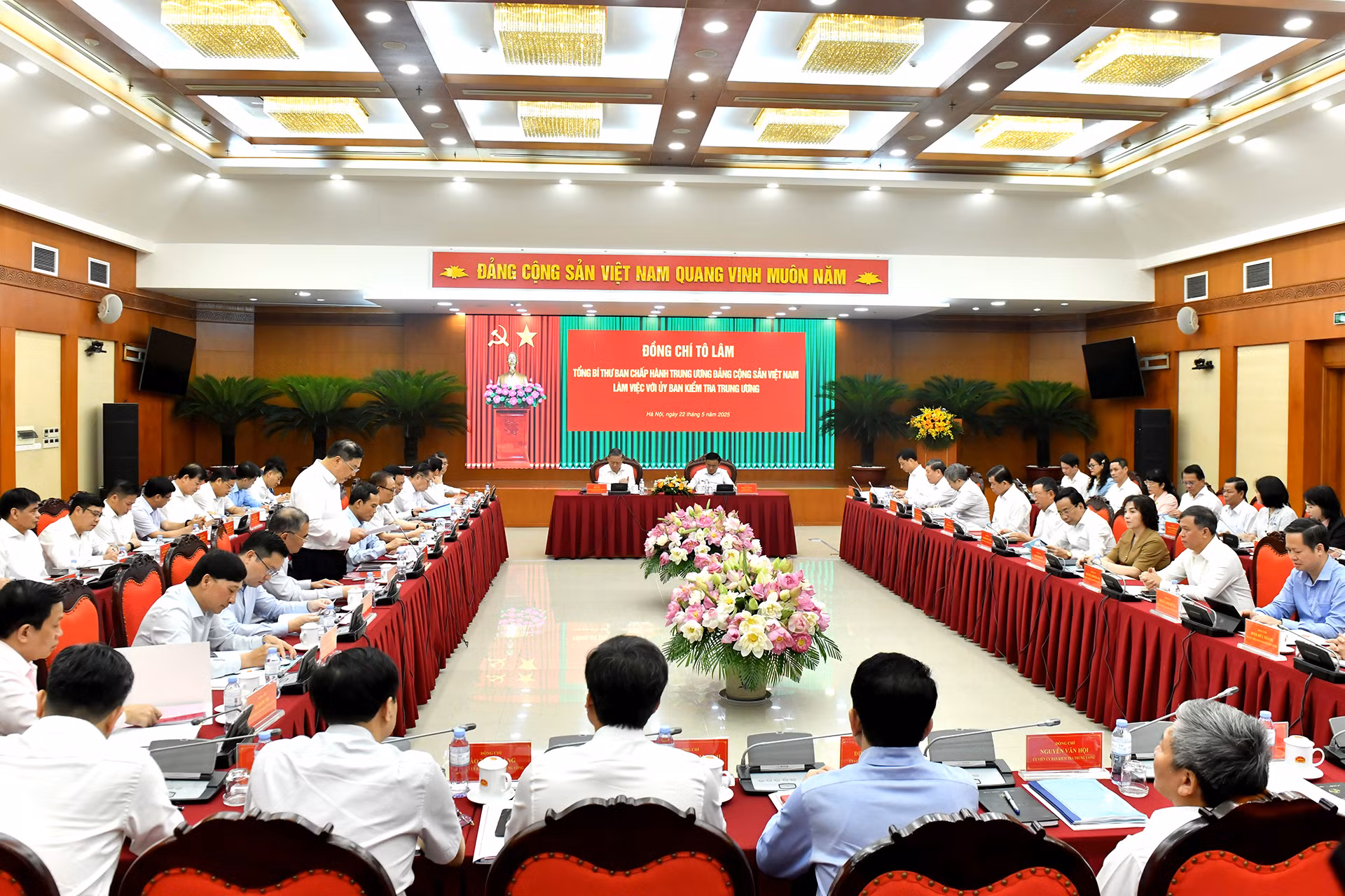 Quang cảnh buổi làm việc.