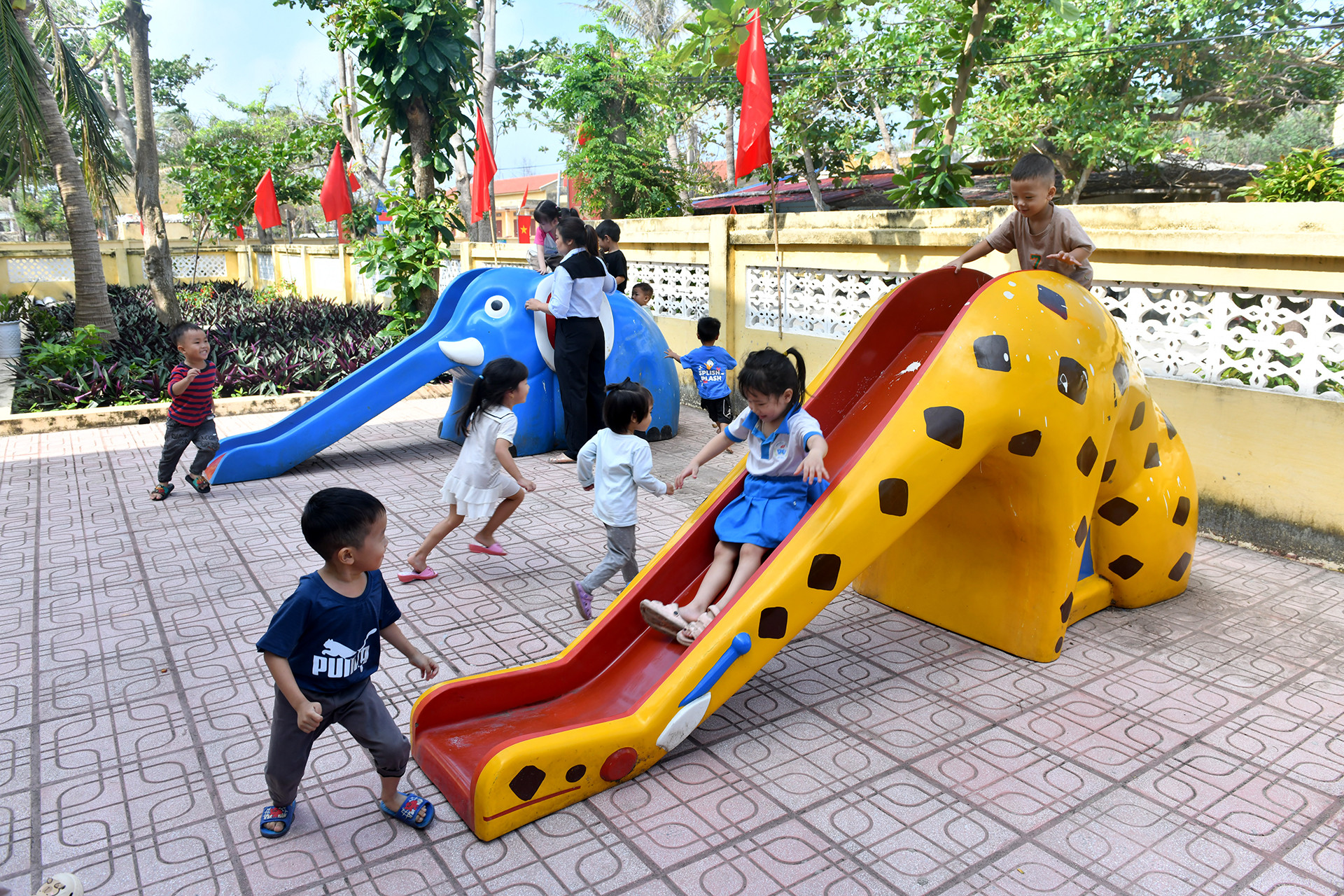 Sân chơi cho trẻ em trên đảo Bạch Long Vĩ được xây dựng khang trang, sạch đẹp.