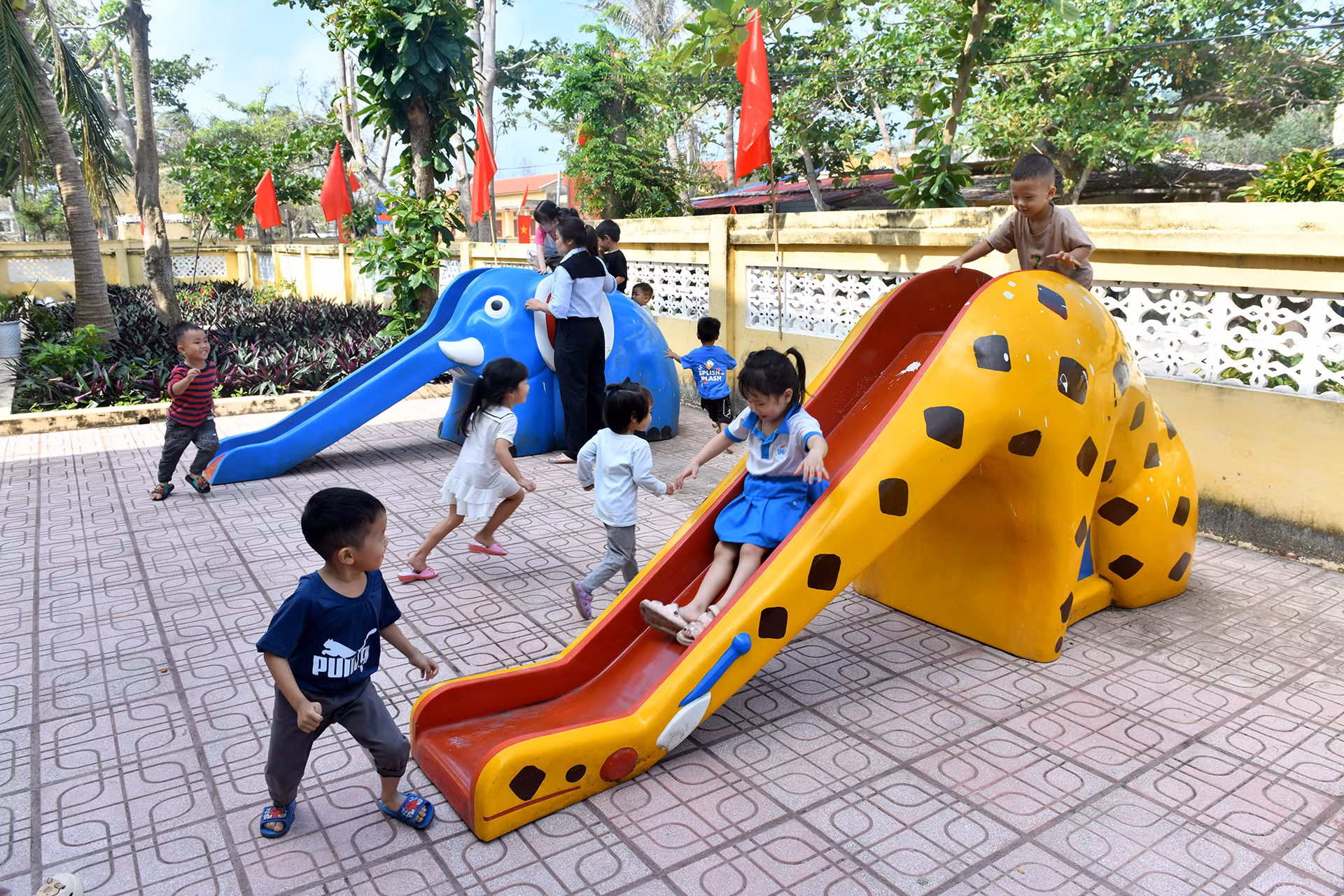 Sân chơi cho trẻ em trên đảo Bạch Long Vĩ được xây dựng khang trang, sạch đẹp.