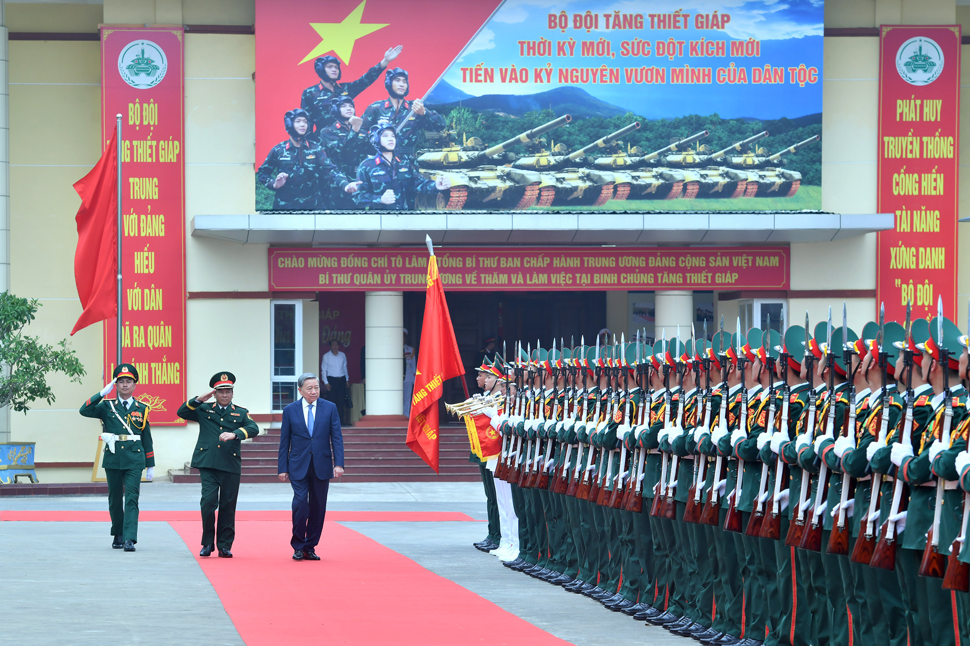 Tổng Bí thư Tô Lâm, Bí thư Quân ủy Trung ương thăm Lữ đoàn Xe tăng 201 và làm việc với Binh chủng Tăng thiết giáp.