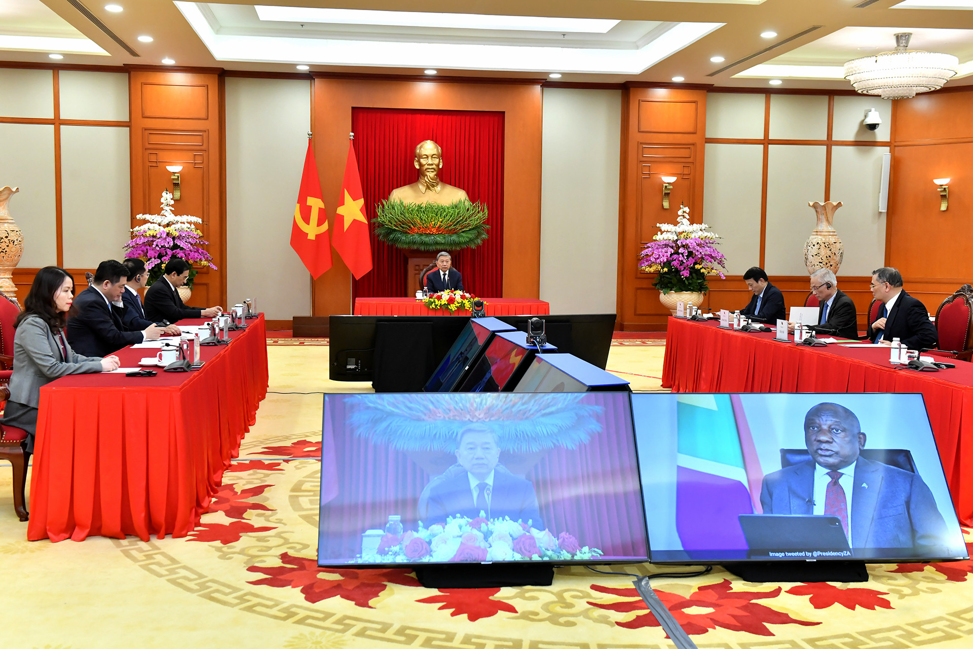 Quang cảnh cuộc điện đàm tại Trụ sở Trung ương Đảng.