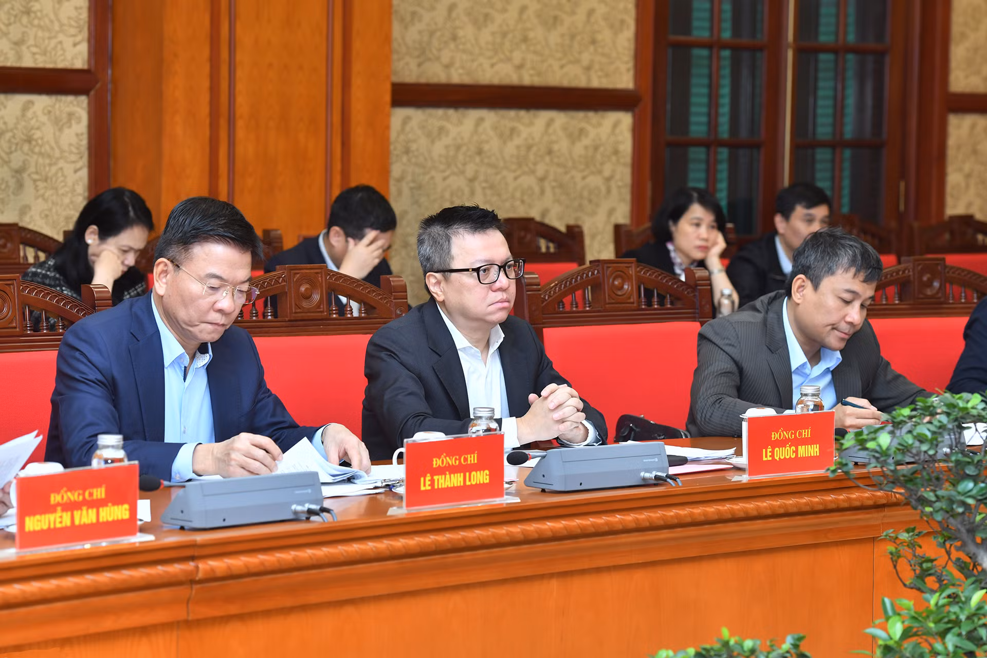 Đồng chí Lê Quốc Minh, Ủy viên Trung ương Đảng, Tổng Biên tập Báo Nhân Dân, Phó Trưởng Ban Tuyên giáo và Dân vận Trung ương, Chủ tịch Hội Nhà báo Việt Nam và các đại biểu tham dự phiên họp.