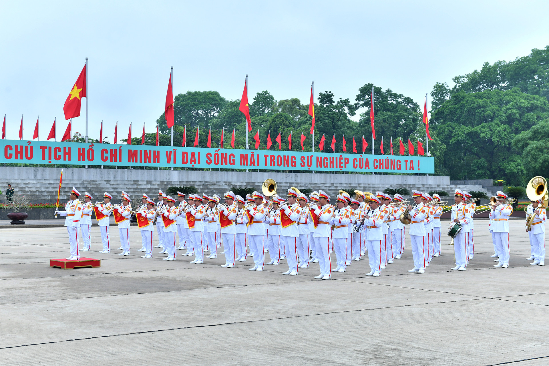 Đoàn Quân nhạc thực hiện nghi thức tại buổi lễ trên Quảng trường Ba Đình. Đoàn Quân nhạc thực hiện nghi thức tại buổi lễ trên Quảng trường Ba Đình.
