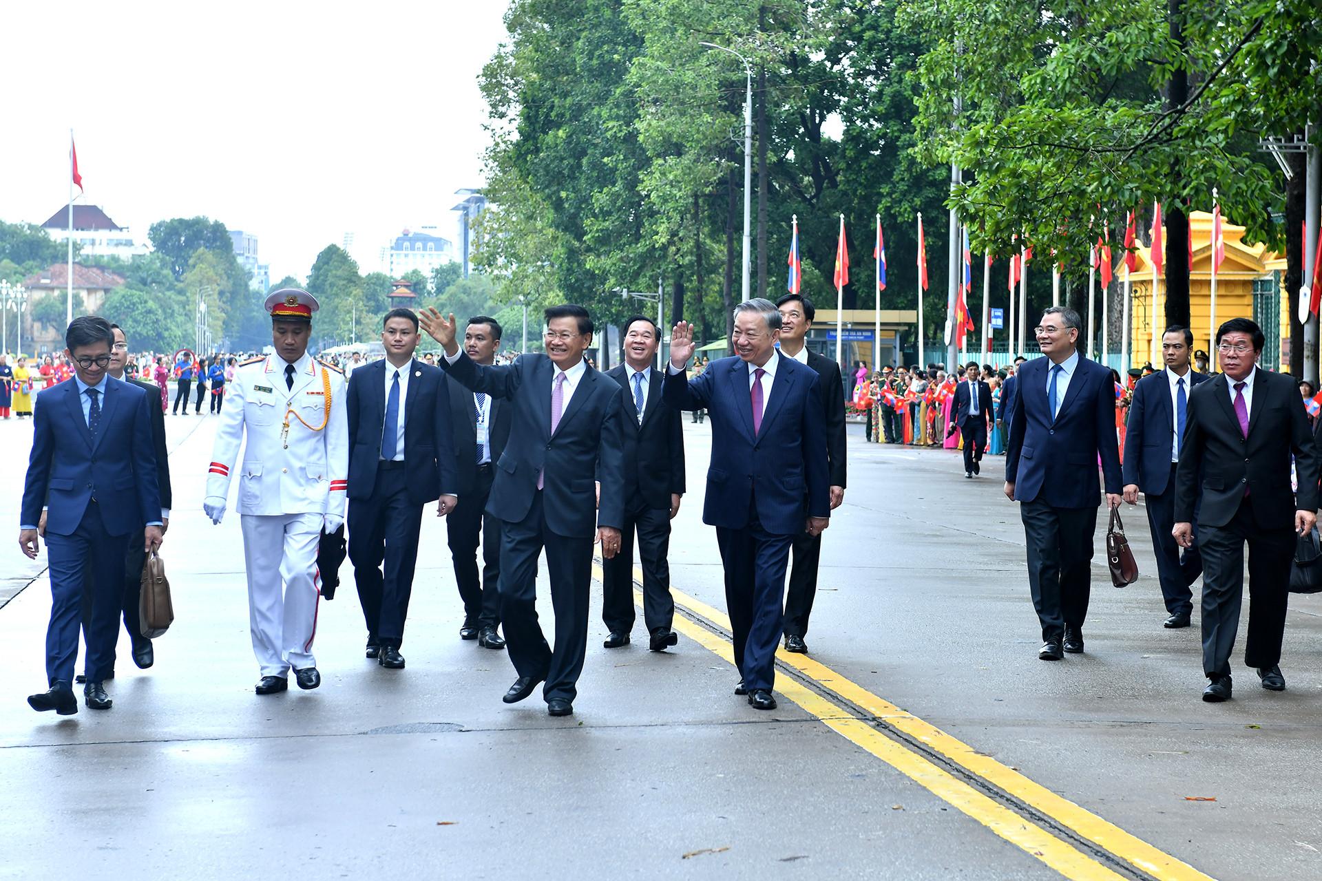 Tổng Bí thư, Chủ tịch nước Tô Lâm và Tổng Bí thư, Chủ tịch nước Lào Thongloun Sisoulith cùng các đại biểu đi bộ từ Phủ Chủ tịch đến Trụ sở Trung ương Đảng.