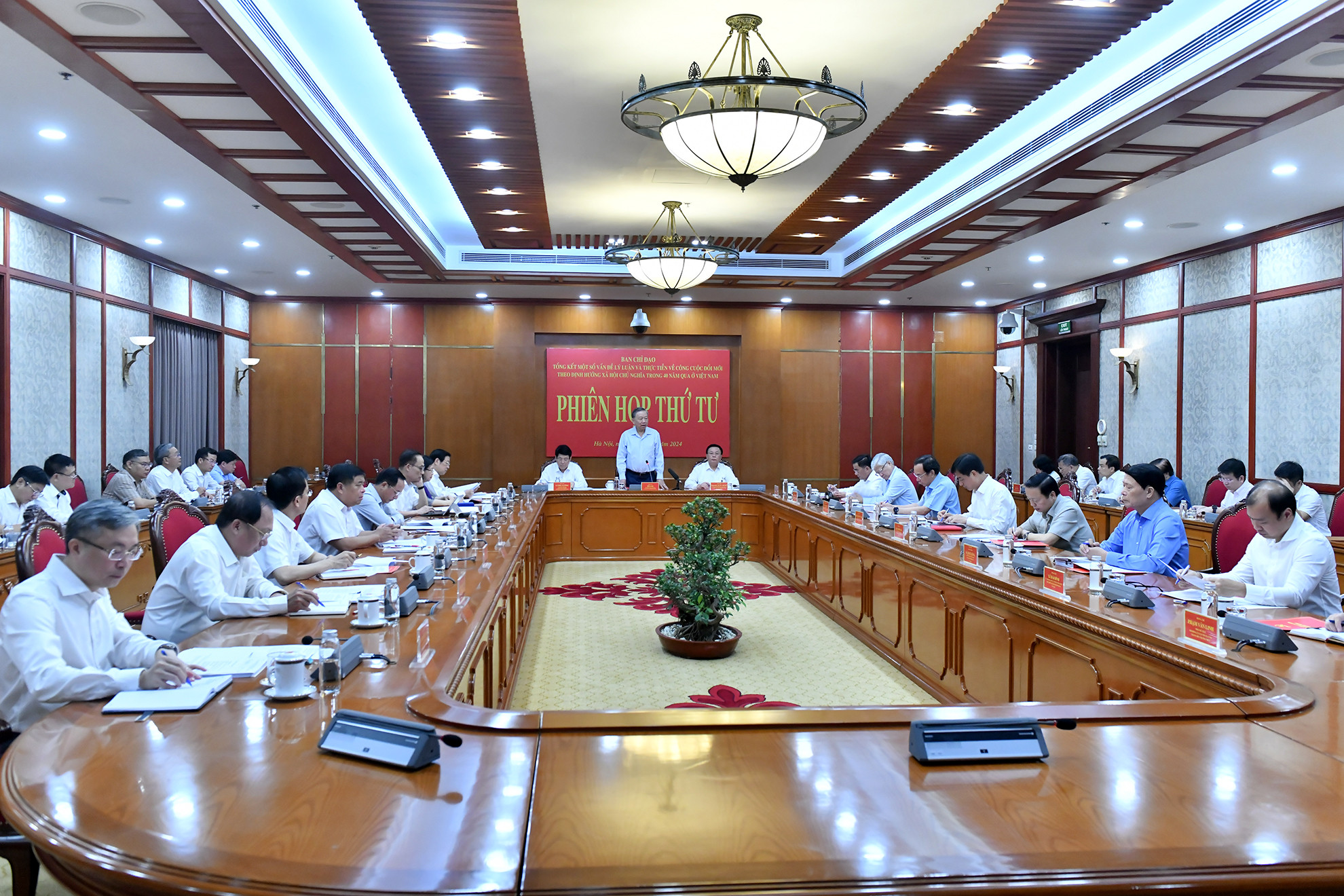 Tổng Bí thư, Chủ tịch nước Tô Lâm, đồng chí Lương Cường và đồng chí Nguyễn Xuân Thắng chủ trì phiên họp.