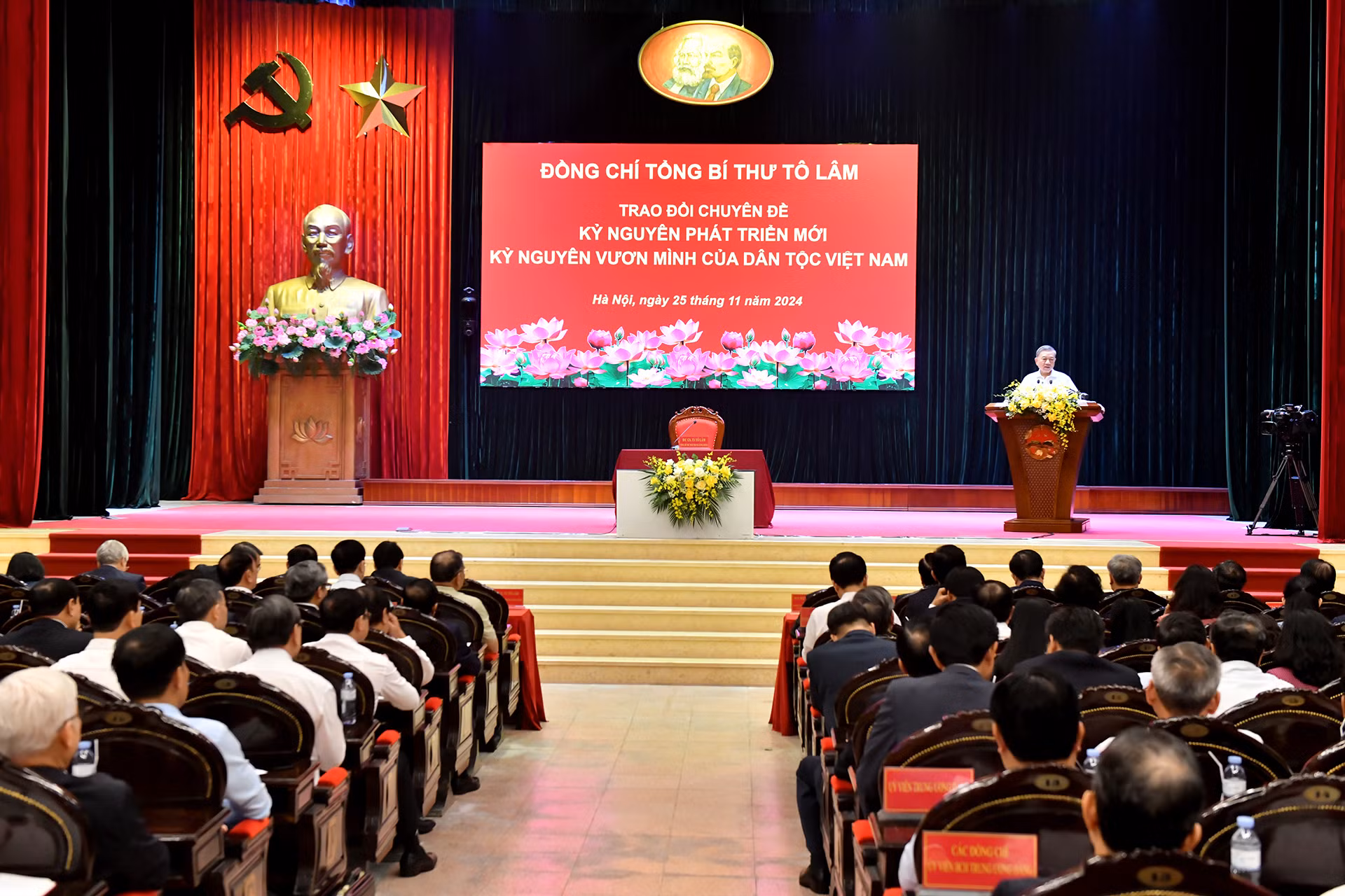 Tổng Bí thư Tô Lâm trao đổi chuyên đề về kỷ nguyên phát triển mới, kỷ nguyên vươn mình của dân tộc. Tổng Bí thư Tô Lâm trao đổi chuyên đề về kỷ nguyên phát triển mới, kỷ nguyên vươn mình của dân tộc.