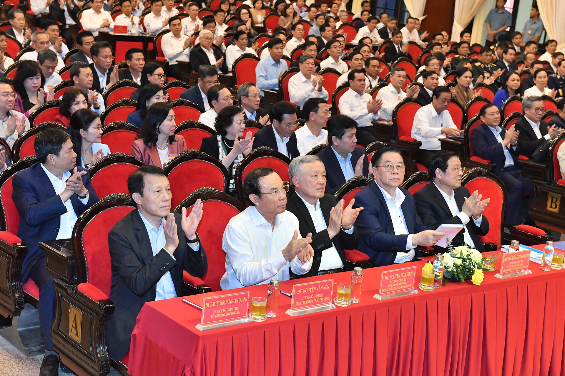 Các đồng chí lãnh đạo Đảng, Nhà nước và các đại biểu tham dự hội nghị.