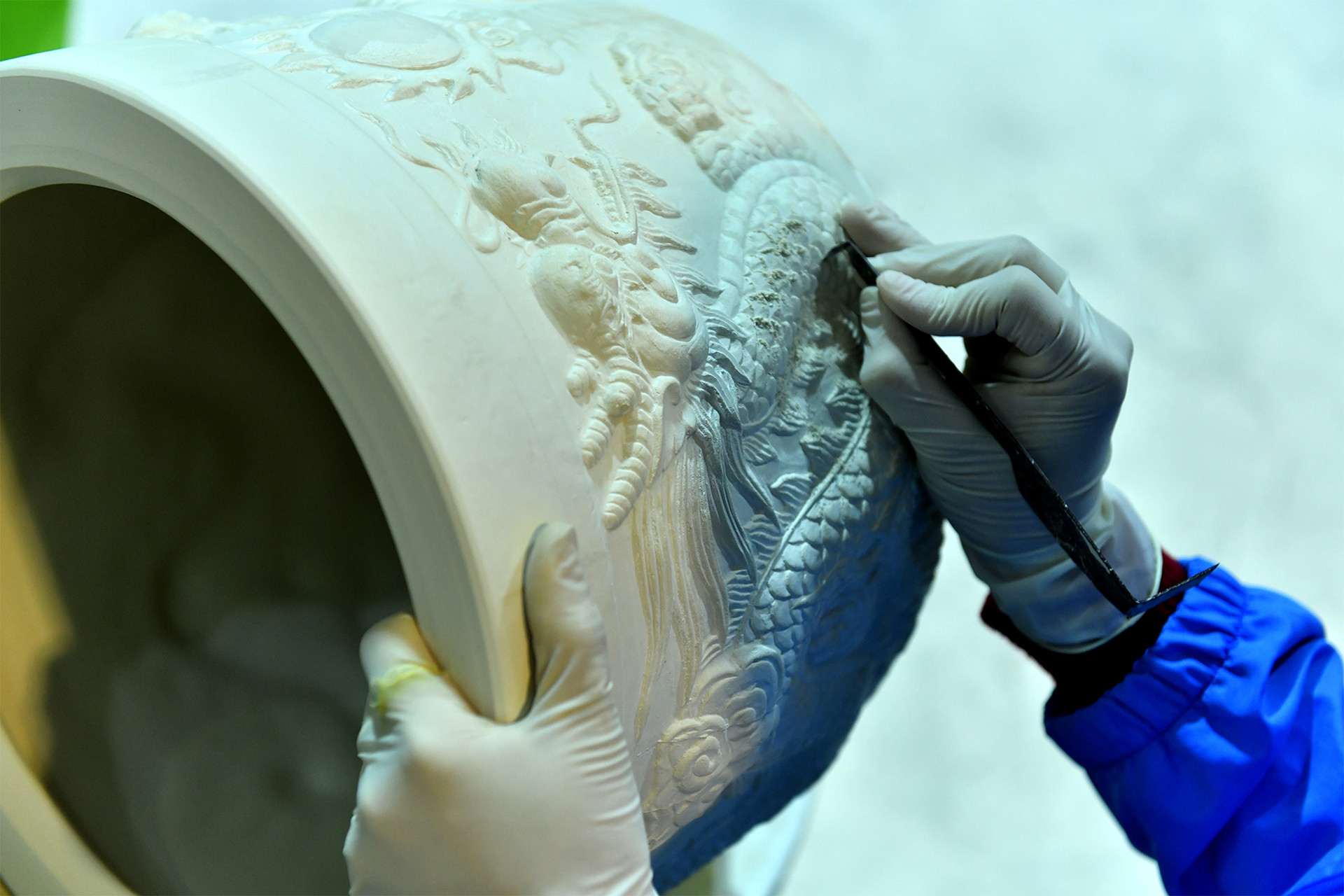 Chế tác họa tiết hình rồng lên sản phẩm.