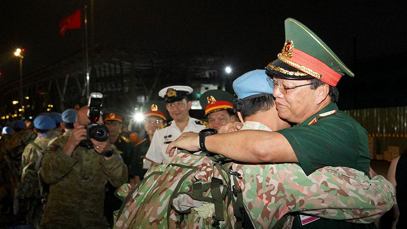 Lãnh đạo cùng quân nhân vui mừng khi gặp lại nhau sau một năm làm nhiệm vụ Gìn giữ hòa bình Liên hợp quốc tại Nam Sudan.