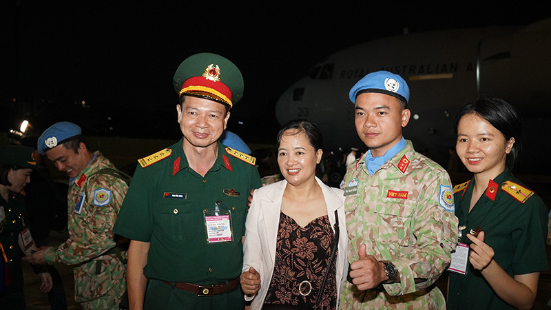 Thân nhân ra đón các cán bộ, quân nhân trở về nước.