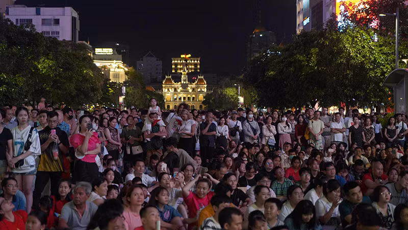 Ngay từ rất sớm , rất đông người dân đã di chuyển đến khu vực trung tâm thành phố để xem chương trình nghệ thuật “Thiêng liêng Tổ Quốc’’ và tìm vị trí thuận lợi để chờ xem màn bắn pháo hoa tầm cao tại khu vực đầu đường hầm sông Sài Gòn ( thành phố Thủ Đức).