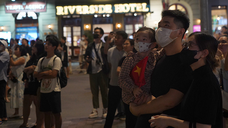 Người dân đã mắt với màn pháo hoa trên bầu trời Thành phố Hồ Chí Minh.