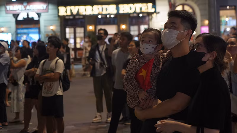 Người dân đã mắt với màn pháo hoa trên bầu trời Thành phố Hồ Chí Minh.