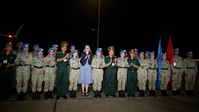 Các đại biểu cùng Bệnh viện dã chiến cấp 2 số 5 tại lễ đón.