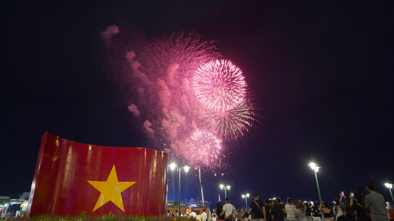 Người dân đứng chật kín khu vực bến Bạch Đằng để ngắm màn pháo hoa rực rỡ kéo dài 15 phút.