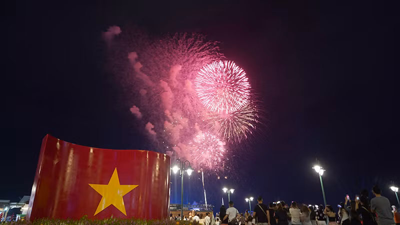 Người dân đứng chật kín khu vực bến Bạch Đằng để ngắm màn pháo hoa rực rỡ kéo dài 15 phút.