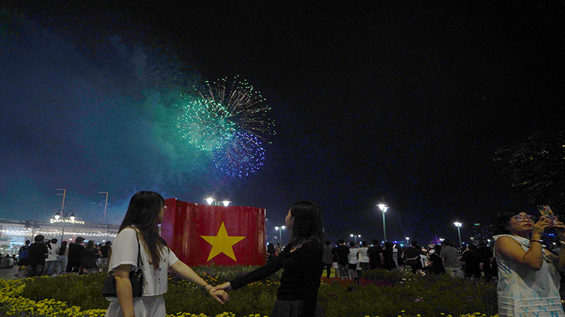 Pháo hoa tung bay trên bầu trời Thành phố Hồ Chí Minh hướng nhìn từ thành phố Thủ Đức.