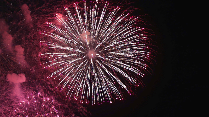 Đúng 21 giờ, pháo hoa rực sáng trên bầu trời Thành phố Hồ Chí Minh chào mừng kỷ niệm 79 năm Ngày Cách mạng Tháng Tám thành công và Quốc khánh 2/9.