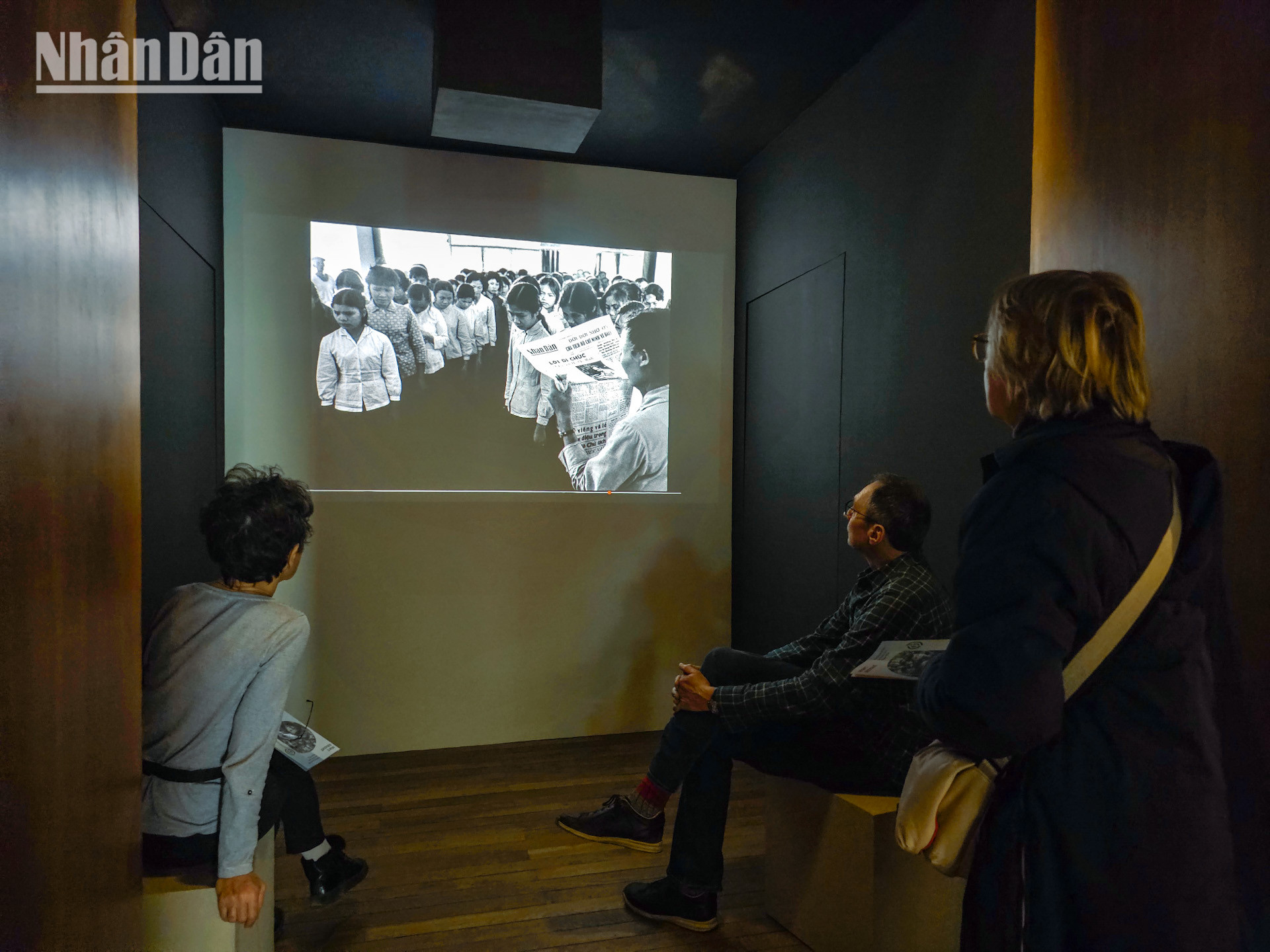 Marc Riboud là một nhiếp ảnh gia người Pháp nổi tiếng với những bức ảnh mang đậm tính nhân văn và đầy tính biểu tượng. Marc Riboud là một nhiếp ảnh gia người Pháp nổi tiếng với những bức ảnh mang đậm tính nhân văn và đầy tính biểu tượng.
