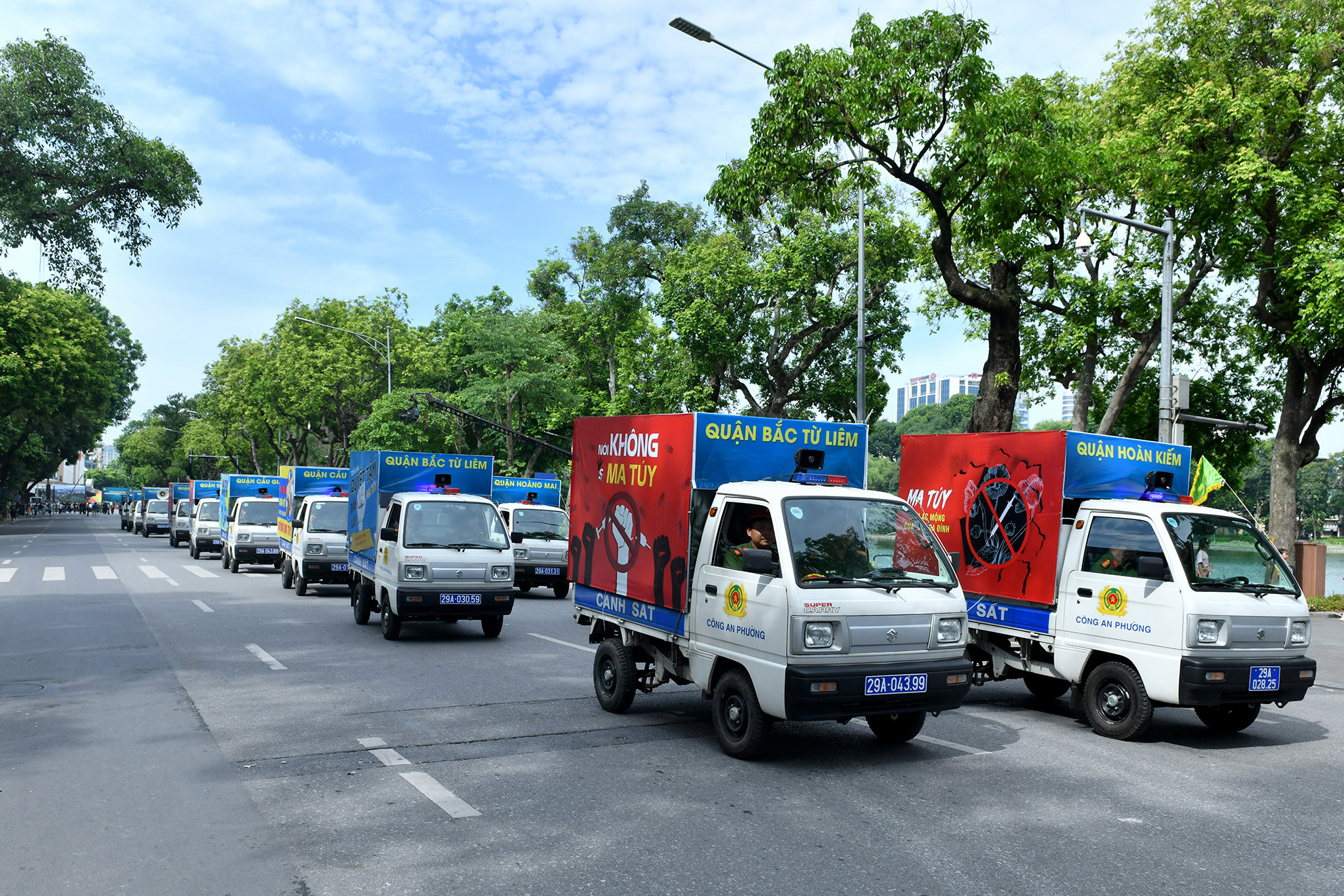 Đoàn xe tuyên truyền phòng chống tội phạm ma túy của các quận, huyện thuộc Thành phố Hà Nội tham gia tuần hành.