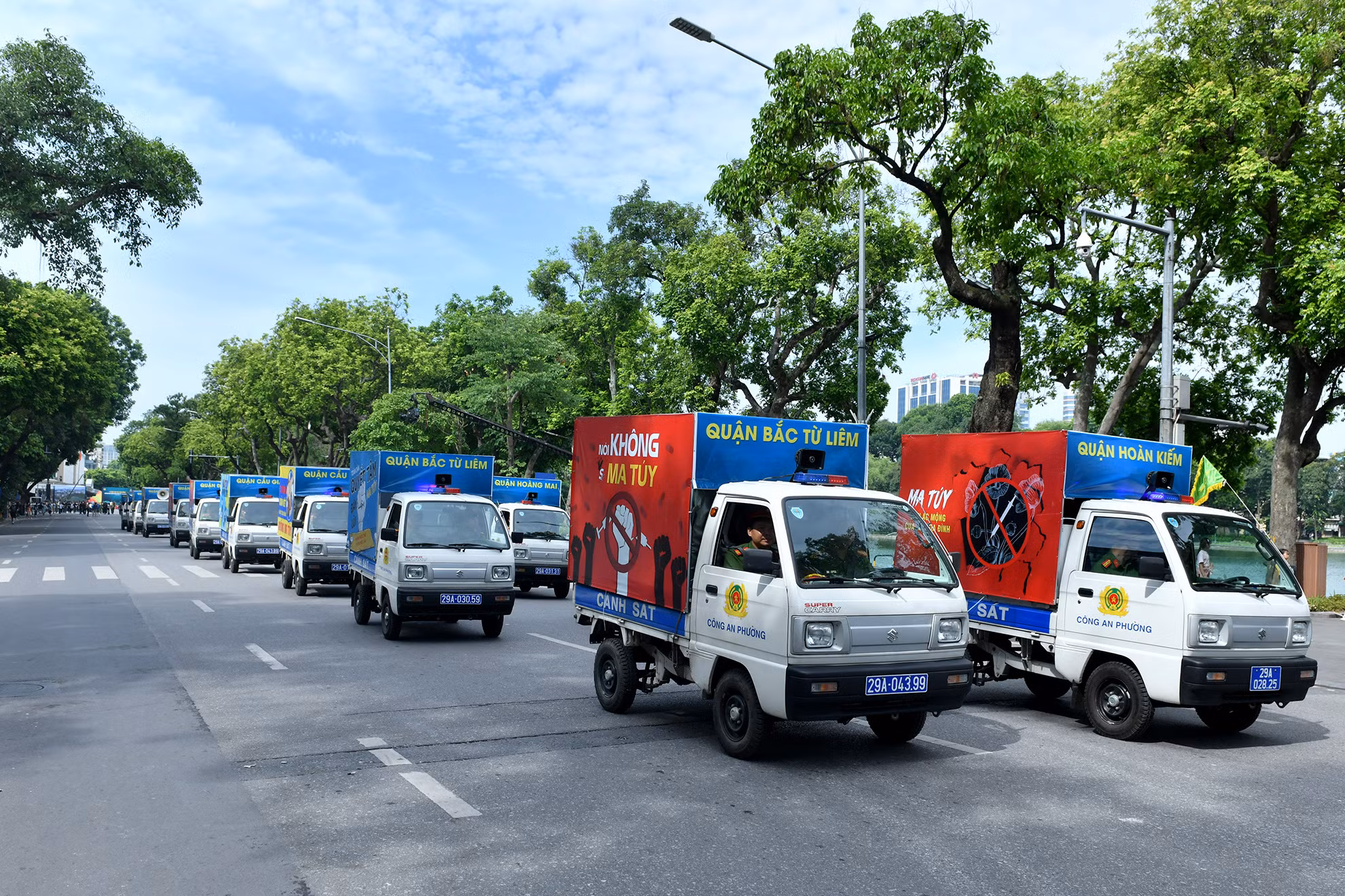 Đoàn xe tuyên truyền phòng chống tội phạm ma túy của các quận, huyện thuộc Thành phố Hà Nội tham gia tuần hành.