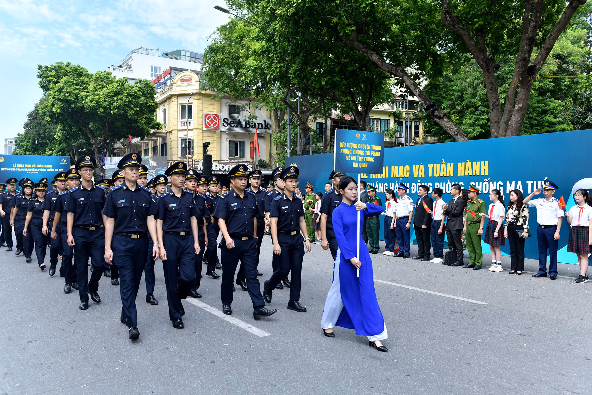 Lực lượng chuyên trách phòng, chống tội phạm về ma túy thuộc lực lượng Hải quan tham gia tuần hành.